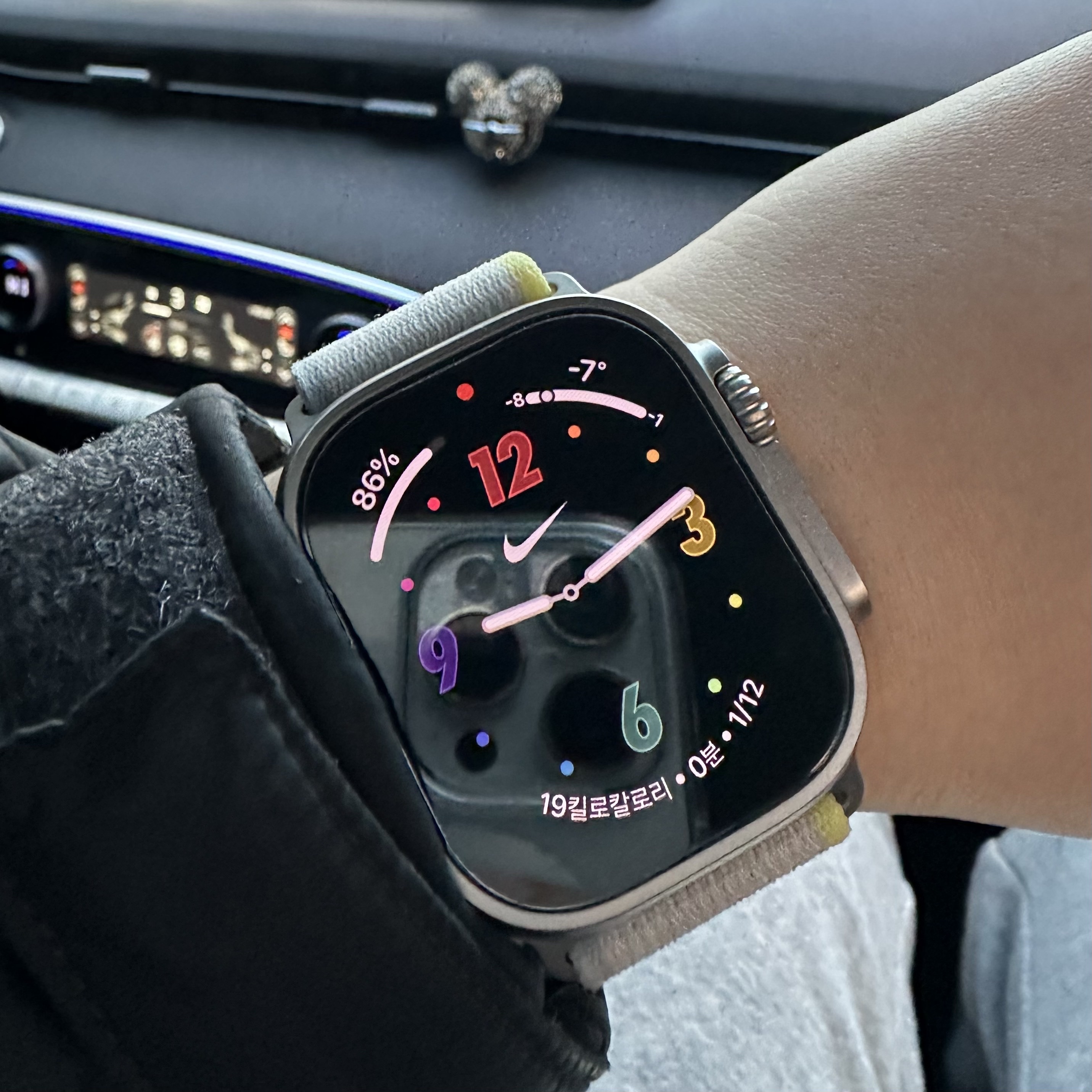Apple Watch Ultra 49mm Titanium Case with S Alpine Loop Orange (Korean Ver.) 착용 스타일