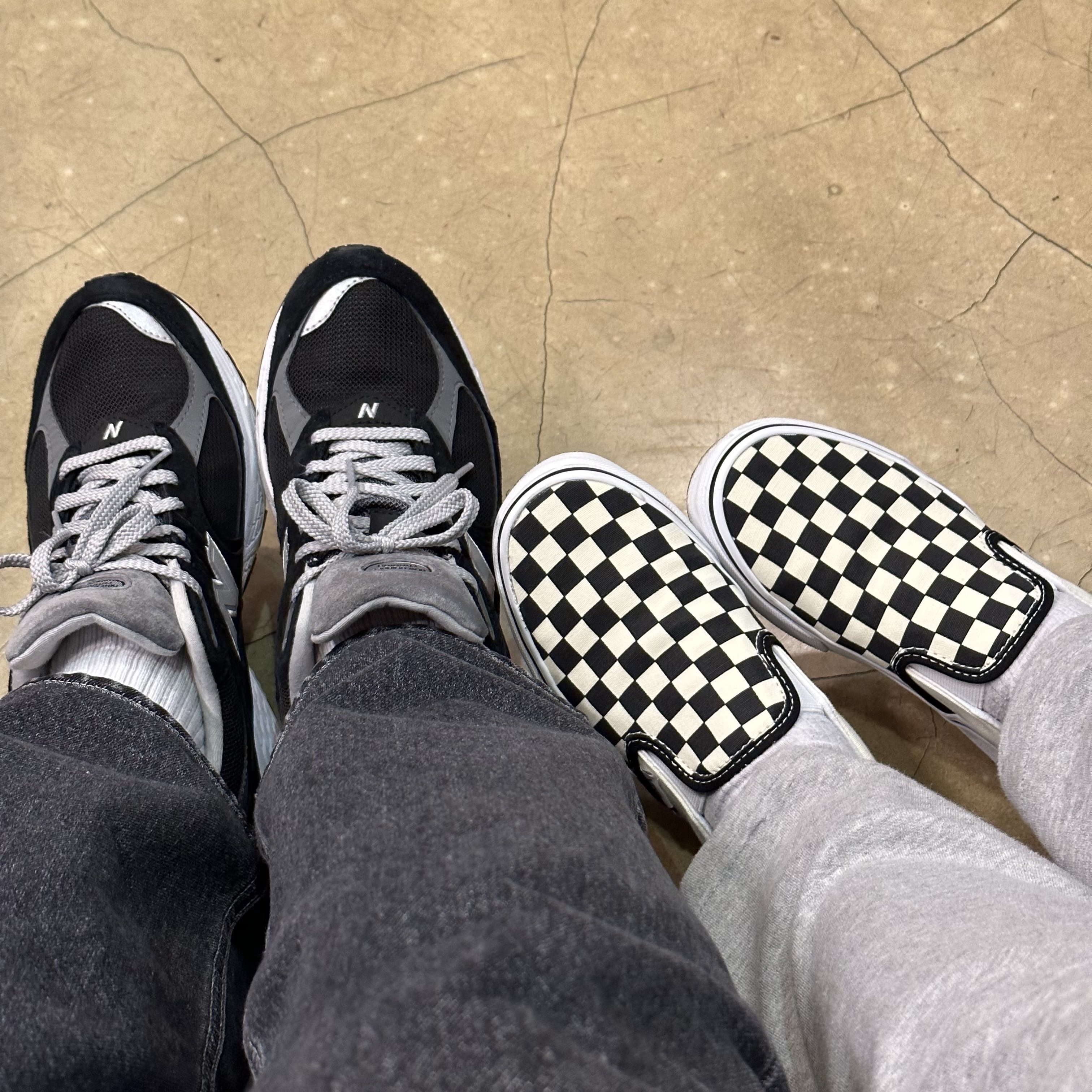 New Balance 2002R Gore-Tex Black Silver Metalic, Vans Slip-On Checkerboard 착용 스타일 - 2