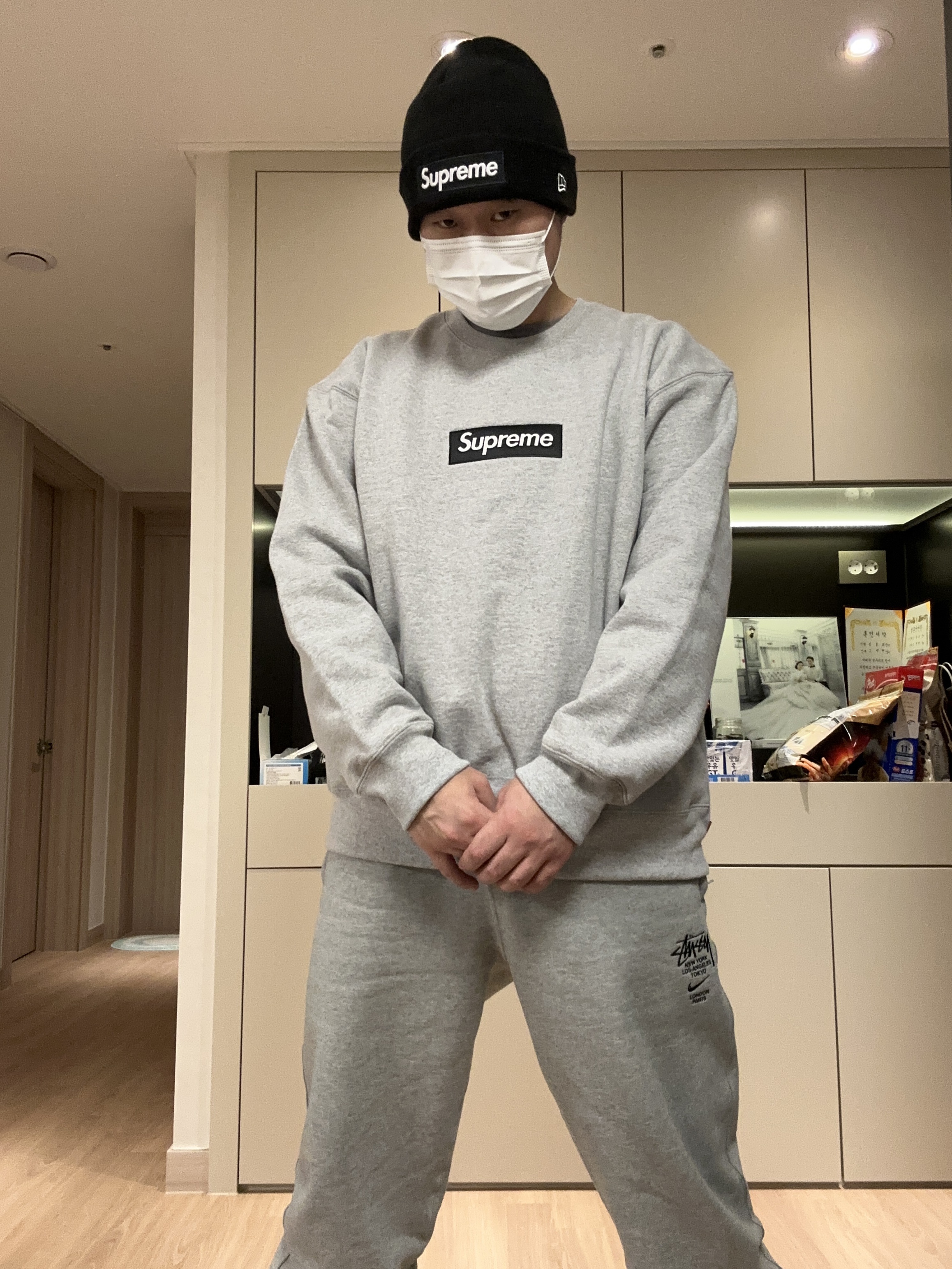 Supreme Box Logo Crewneck Heather Grey - 22FW, Supreme New Era Box Logo Beanie Black - 21FW 착용 스타일
