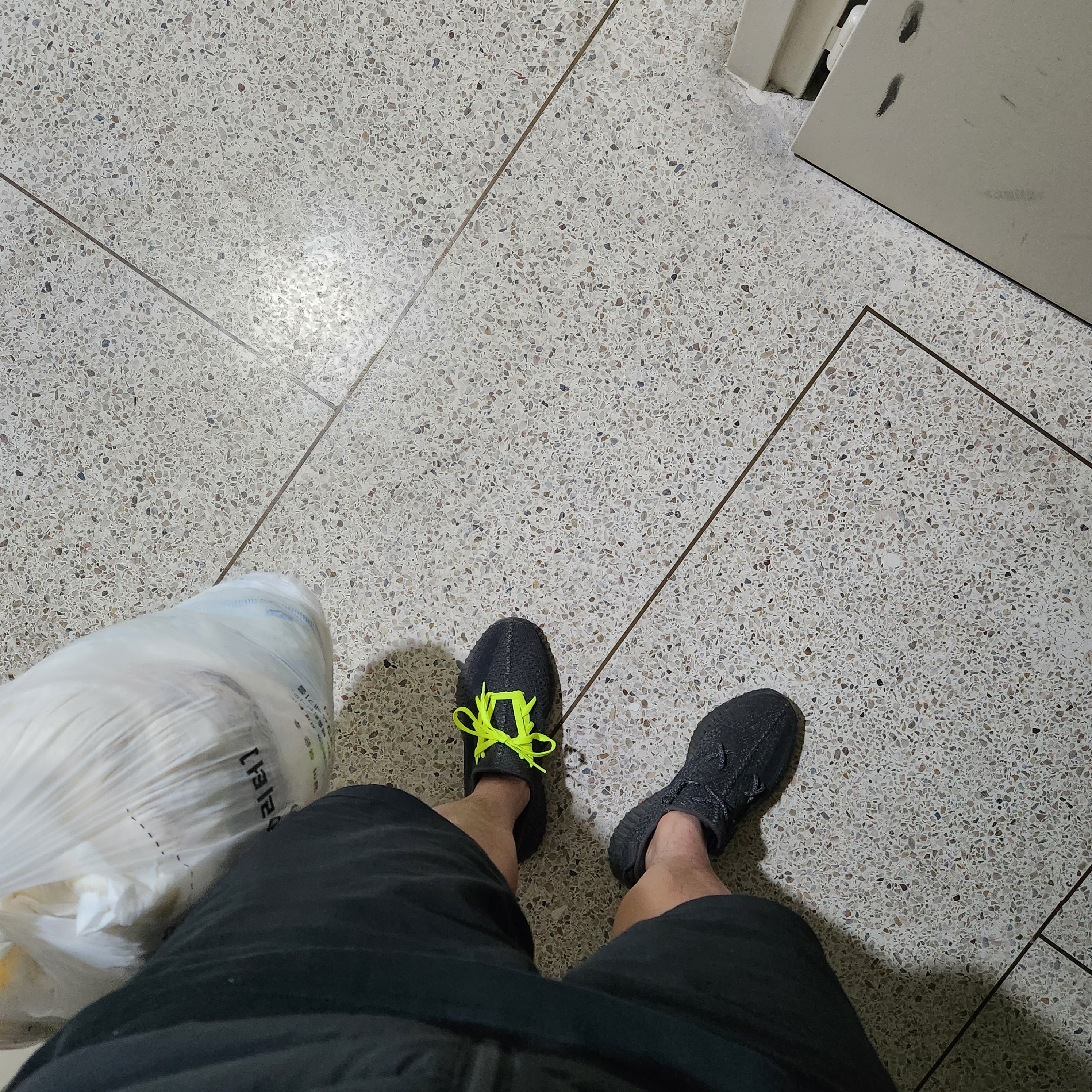 Adidas Yeezy Boost 350 V2 Black - Non-Reflective 착용 스타일