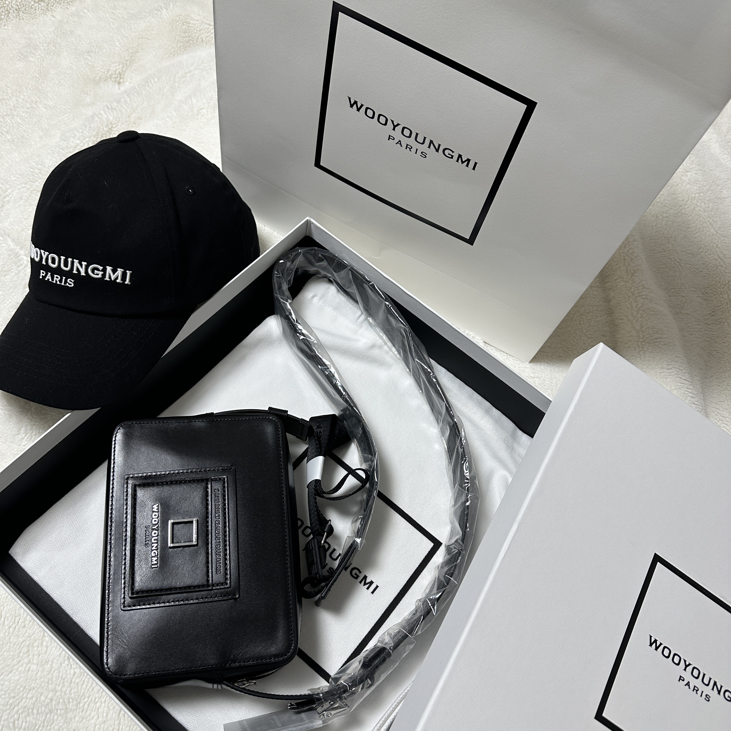 Wooyoungmi Square Mini Bag Black, Wooyoungmi White Embroidered Logo Ball Cap Black 착용 스타일