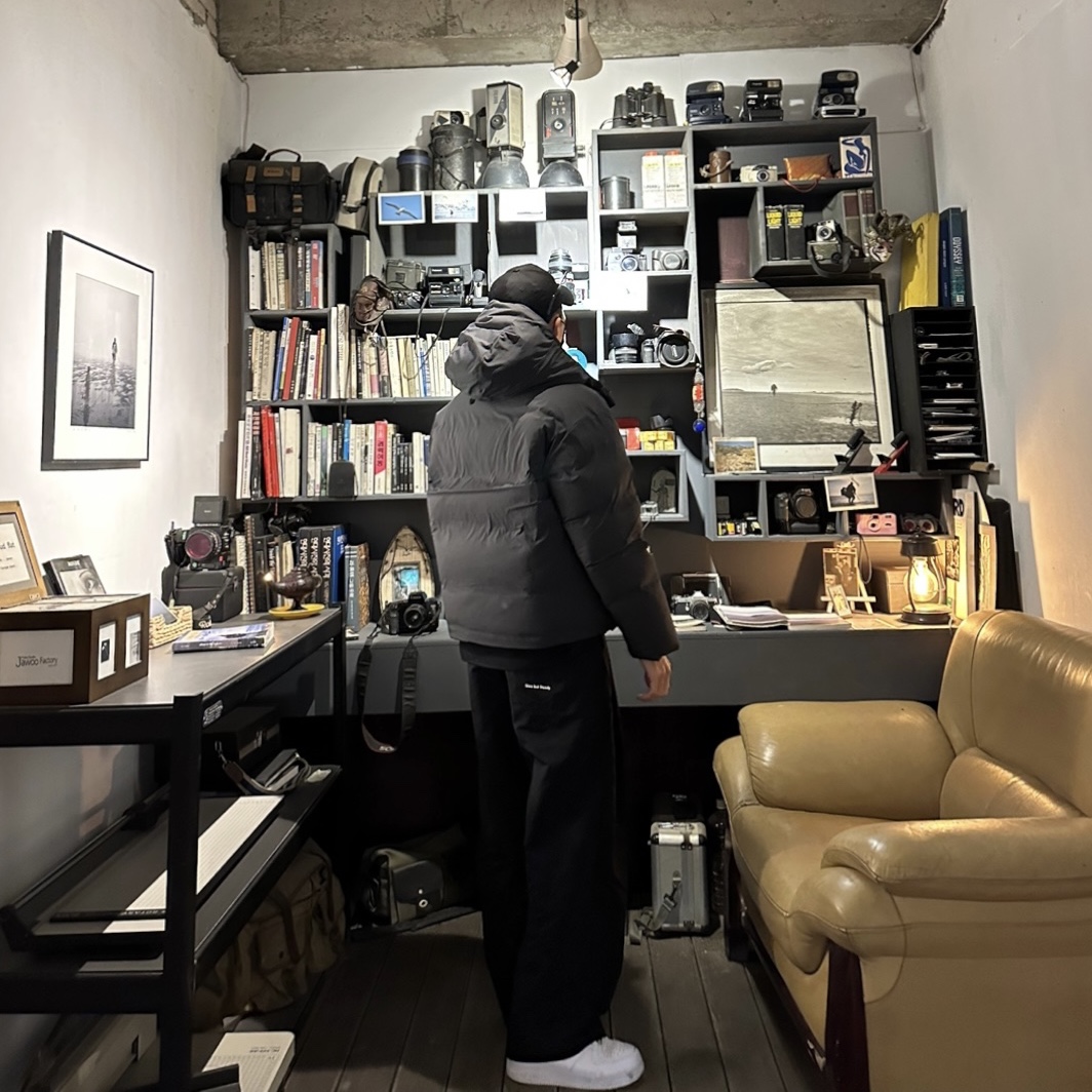Wooyoungmi White Embroidered Logo Ball Cap Black, Nike NRG Solo Swoosh Fleece Hoodie Dark Grey Heather - US/EU 착용 스타일 - 2