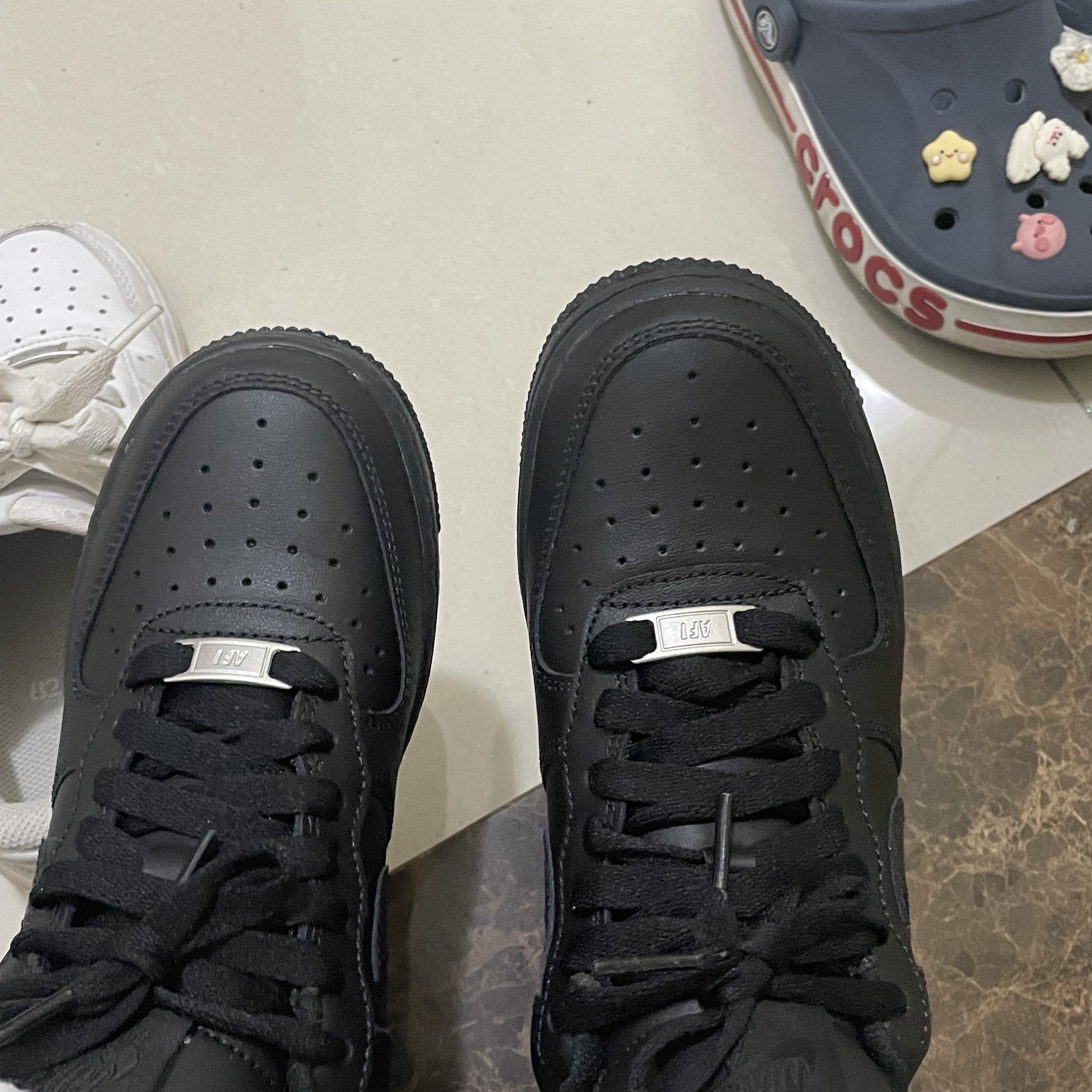 (W) Nike Air Force 1 '07 Low Triple Black 착용 스타일