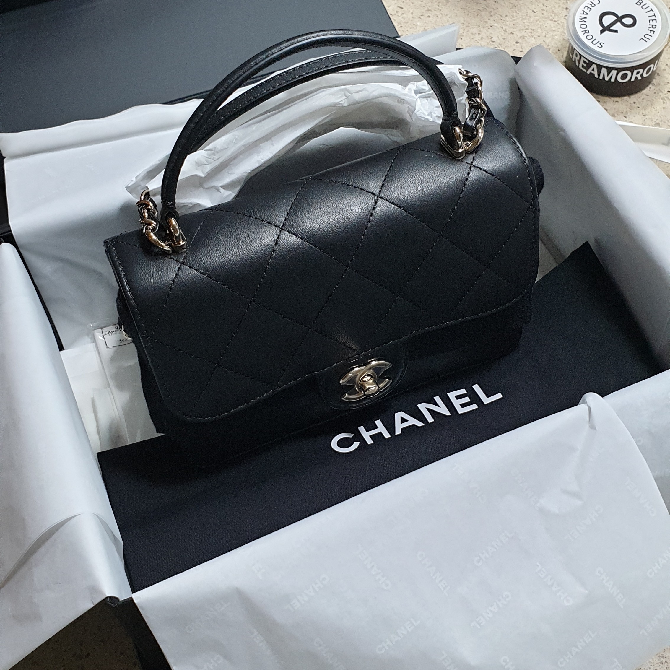 Chanel Mini Flap Bag with Top Handle Lambskin & Gold Black 착용 스타일 - 2