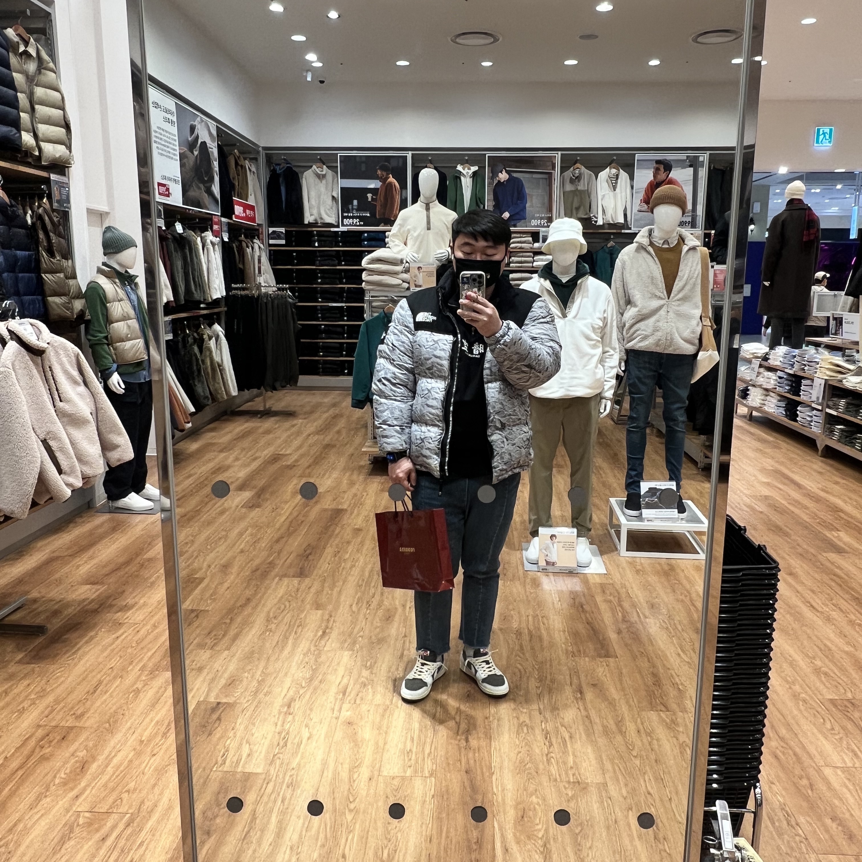 Jordan 1 x Travis Scott Retro Low OG SP Sail and Ridgerock, The North Face White Label Novelty Nuptse Down Jacket White 착용 스타일 - 2
