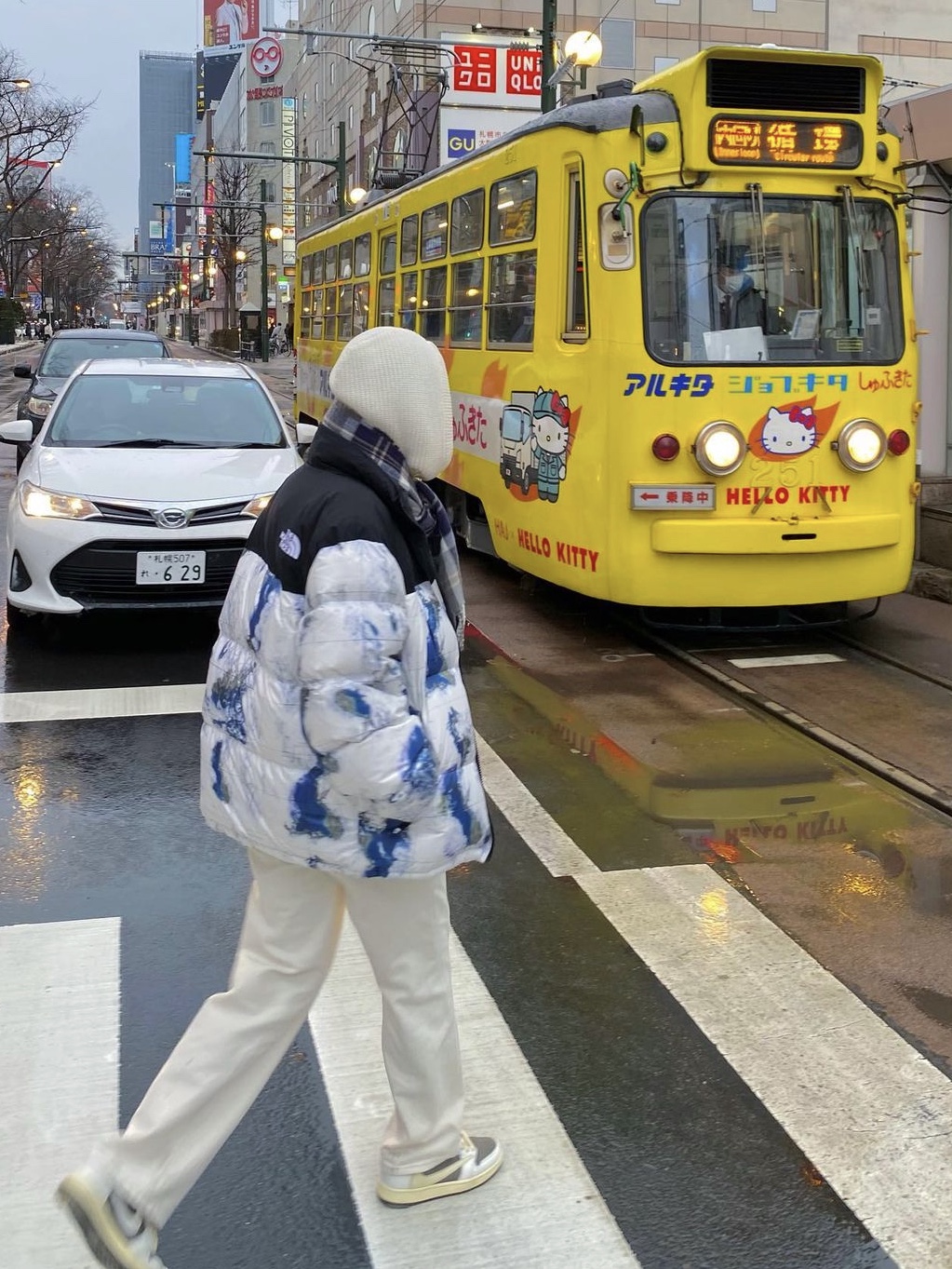Jordan 1 x Travis Scott Retro Low OG SP Sail and Ridgerock, The North Face White Label Novelty Nuptse Down Jacket P White Sand 착용 스타일 - 1