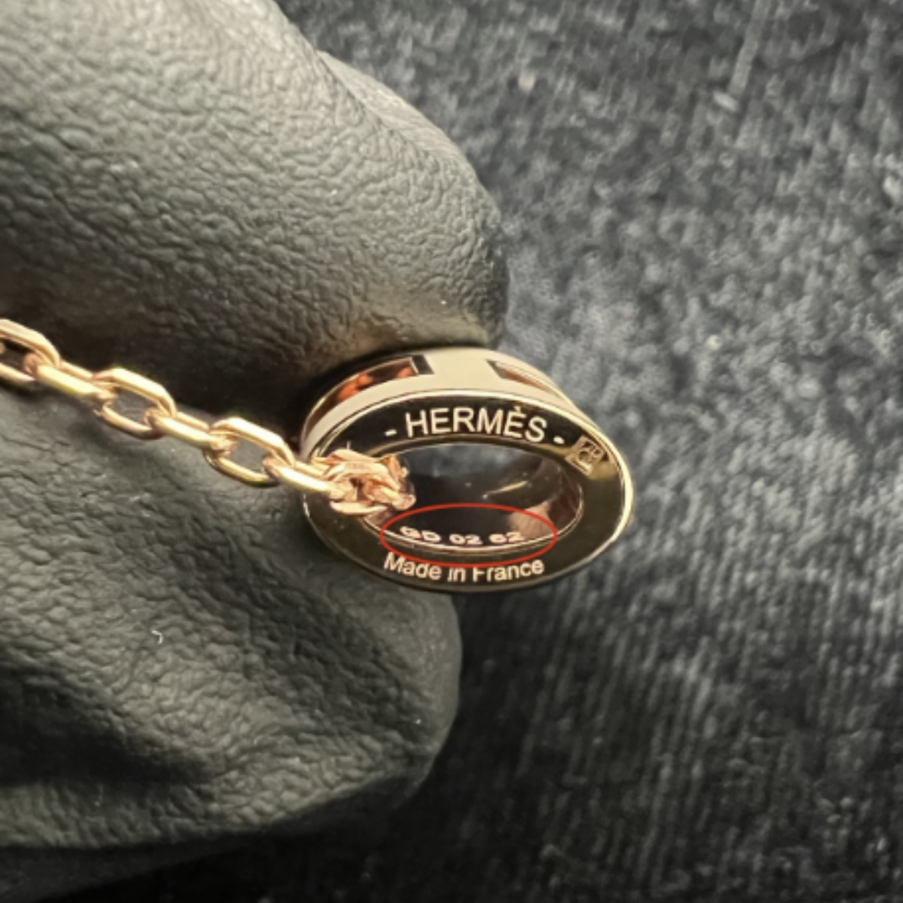(W) Hermes Mini Pop H Pendant Rose Gold & Marron Glace 착용 스타일 - 2