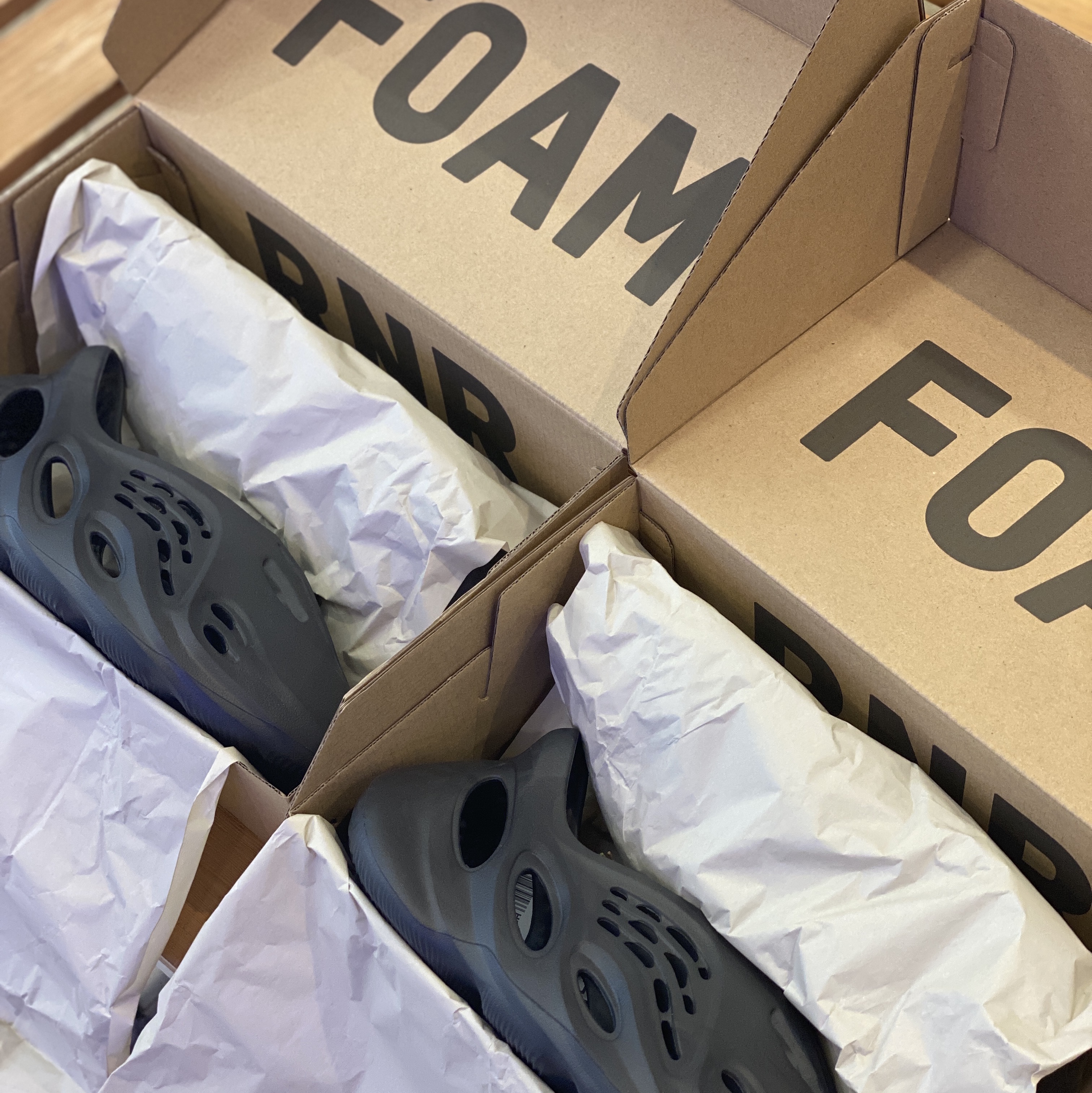 Adidas Yeezy Foam RNNR Onyx, Maison Mihara Yasuhiro Blakey OG Sole Canvas Low-top Sneakers Black White 착용 스타일 - 1