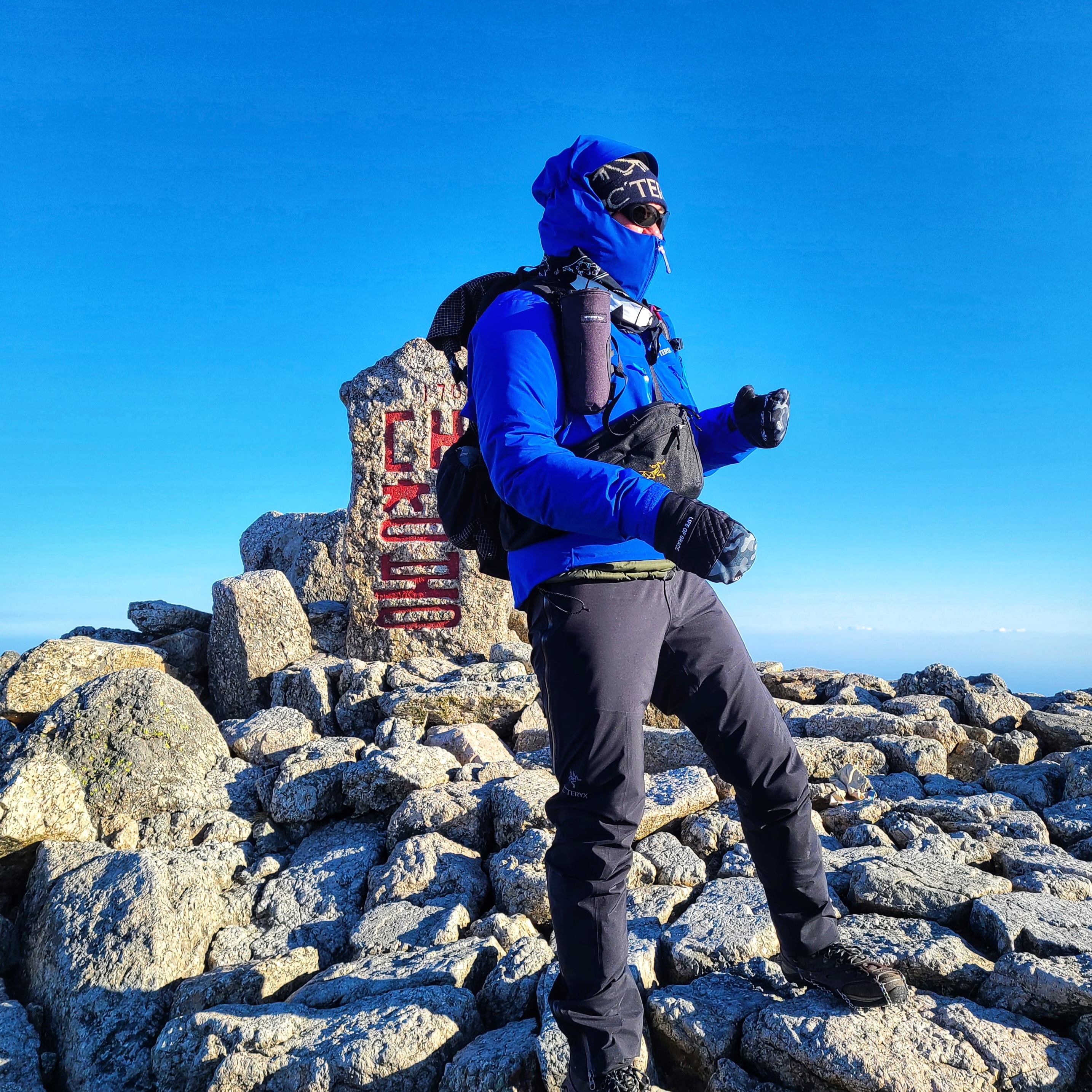 Arc'teryx Bird Word Toque Black Sapphire, Arc'teryx Alpha SV Jacket Vitality 착용 스타일 - 1