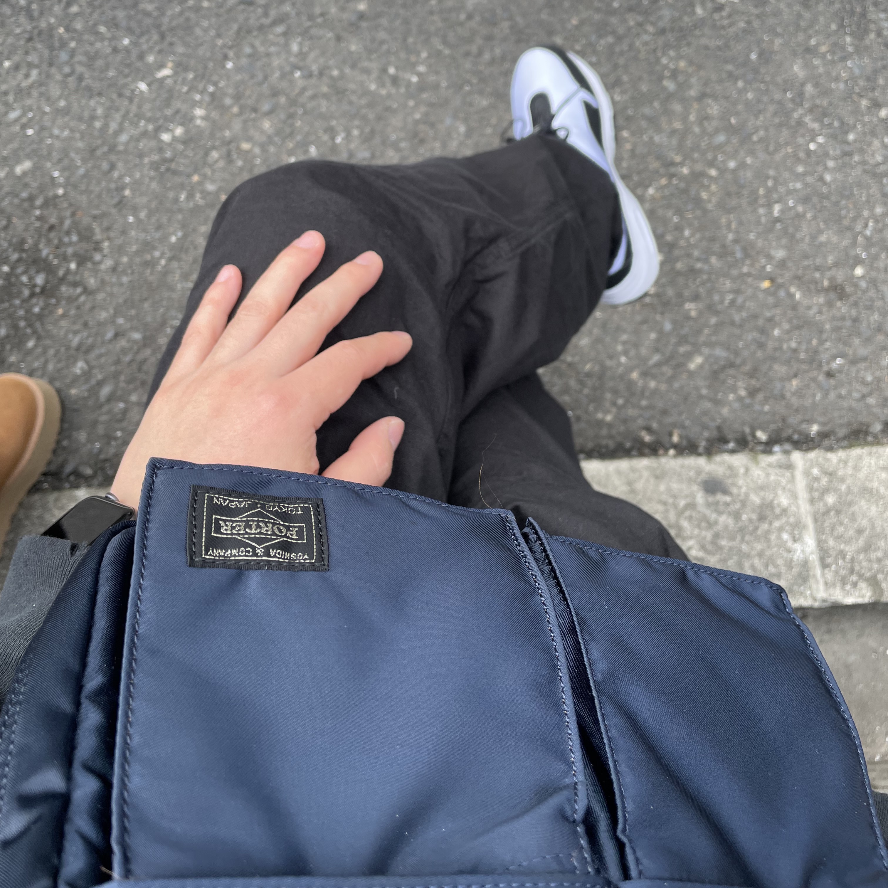 Porter Tanker Shoulder Bag S Iron Blue 착용 스타일