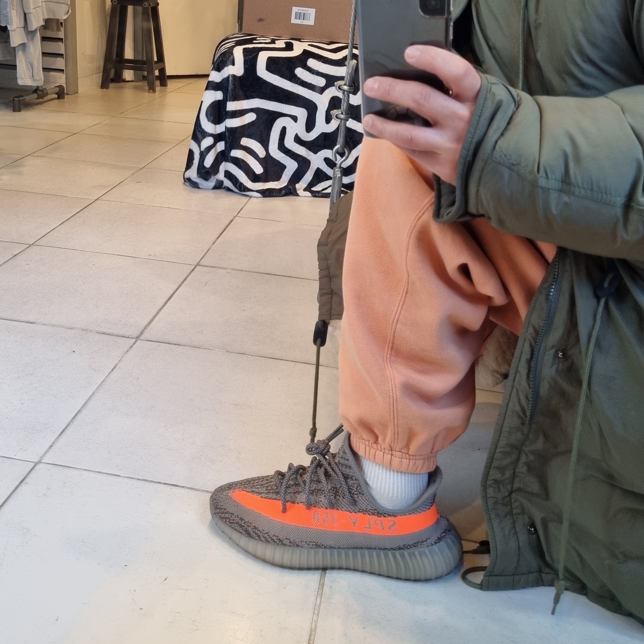 Adidas Yeezy Boost 350 V2 Beluga - Reflective, (W) UGG Classic Short II Boots Chestnut 착용 스타일 - 2