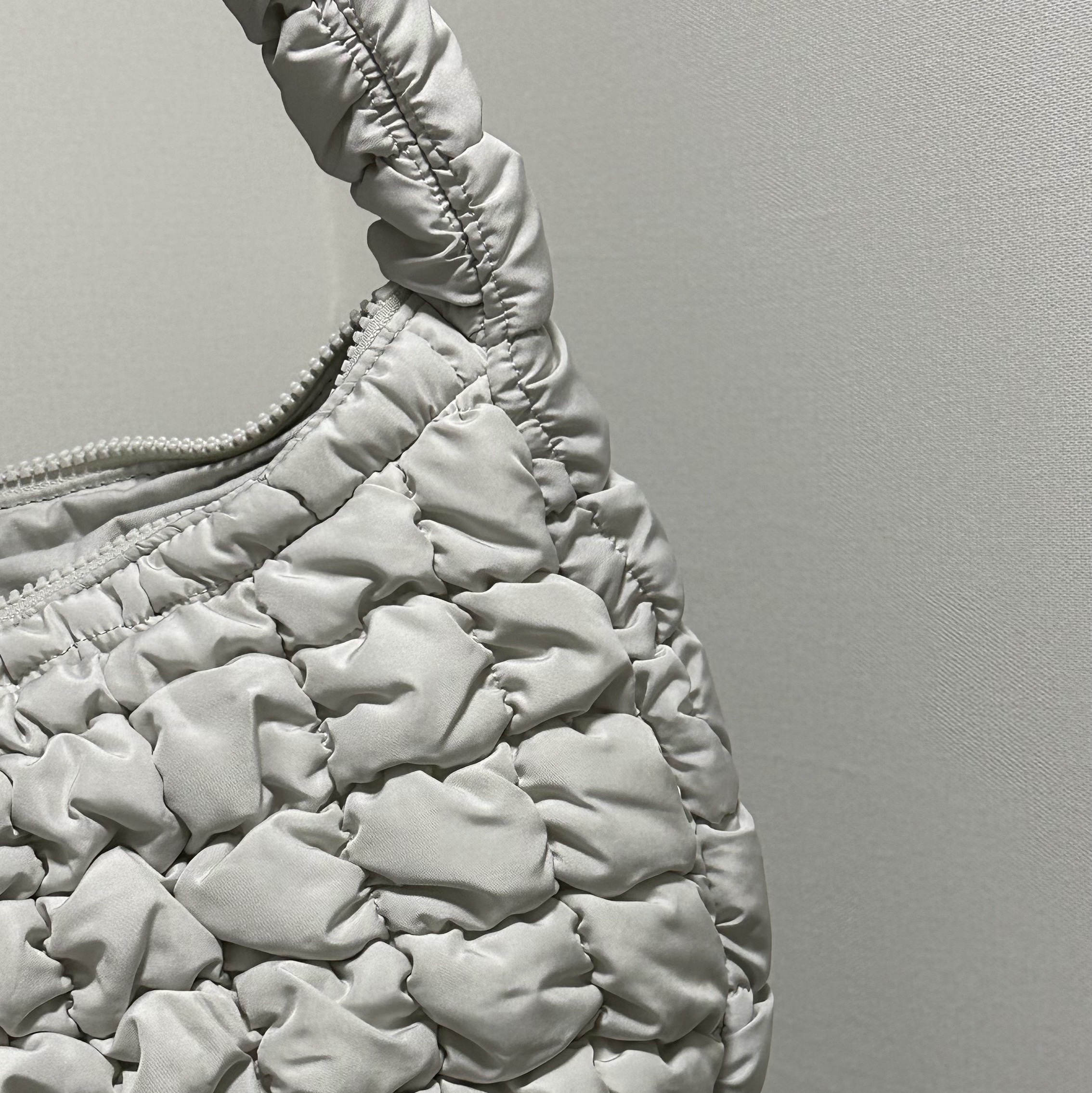 COS Quilted Mini Bag Light Grey 착용 스타일 - 3