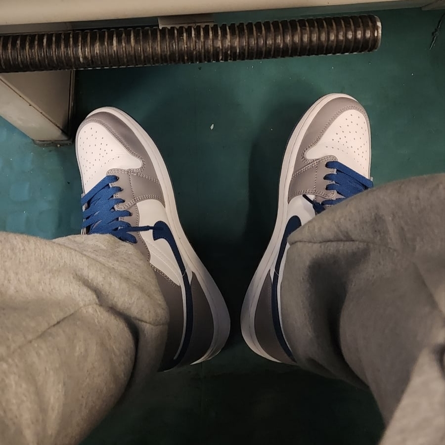 Jordan 1 Mid Cement Grey True Blue 착용 스타일