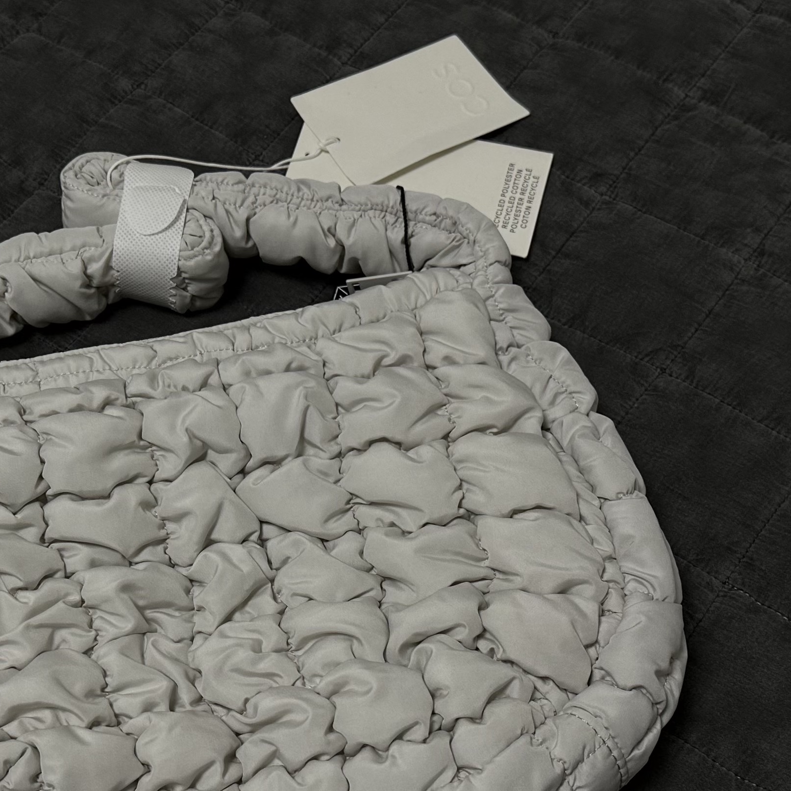 COS Quilted Mini Bag Light Grey 착용 스타일 - 1