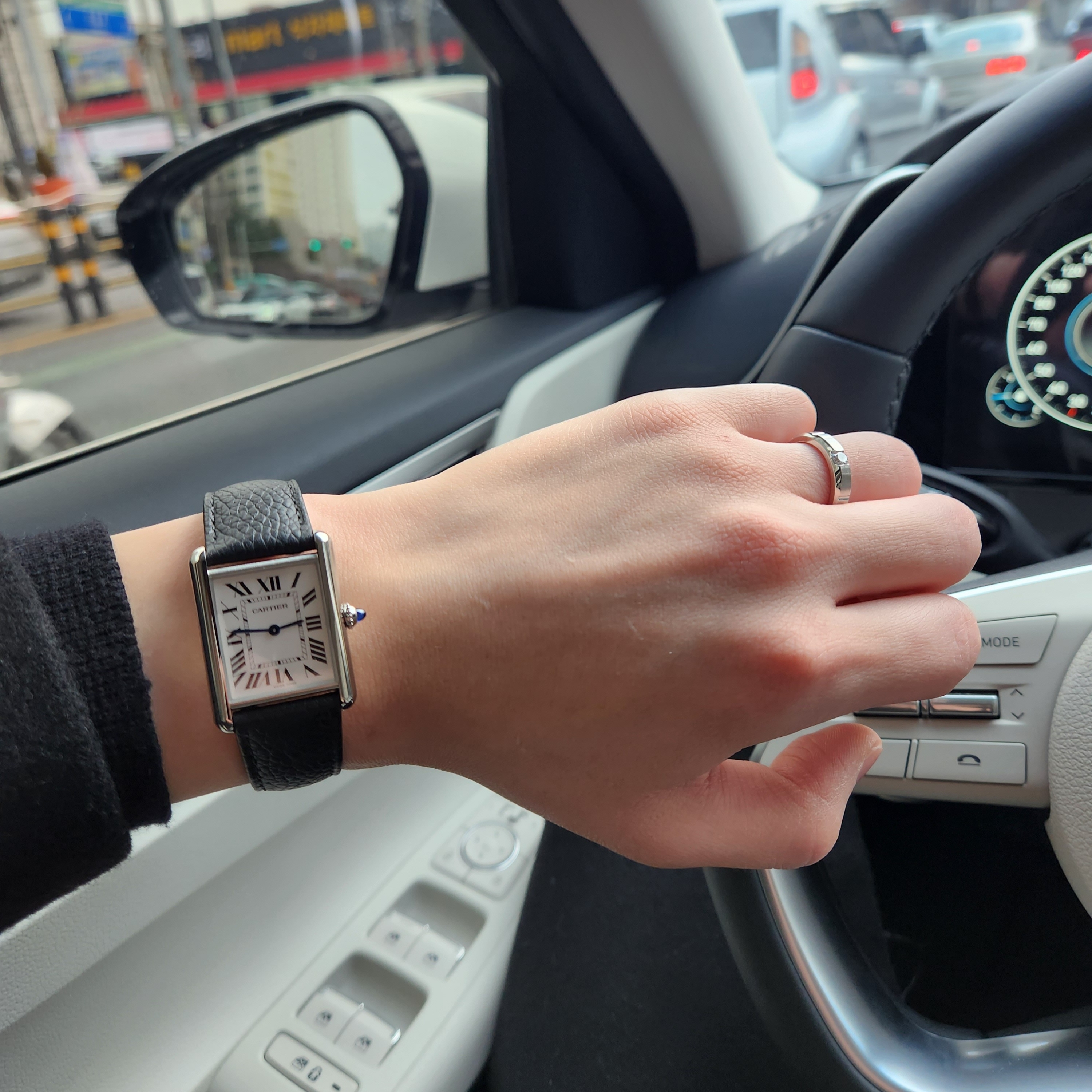 Cartier Tank Must Watch Large Quartz Steel Calfskin Black 착용 스타일 - 2
