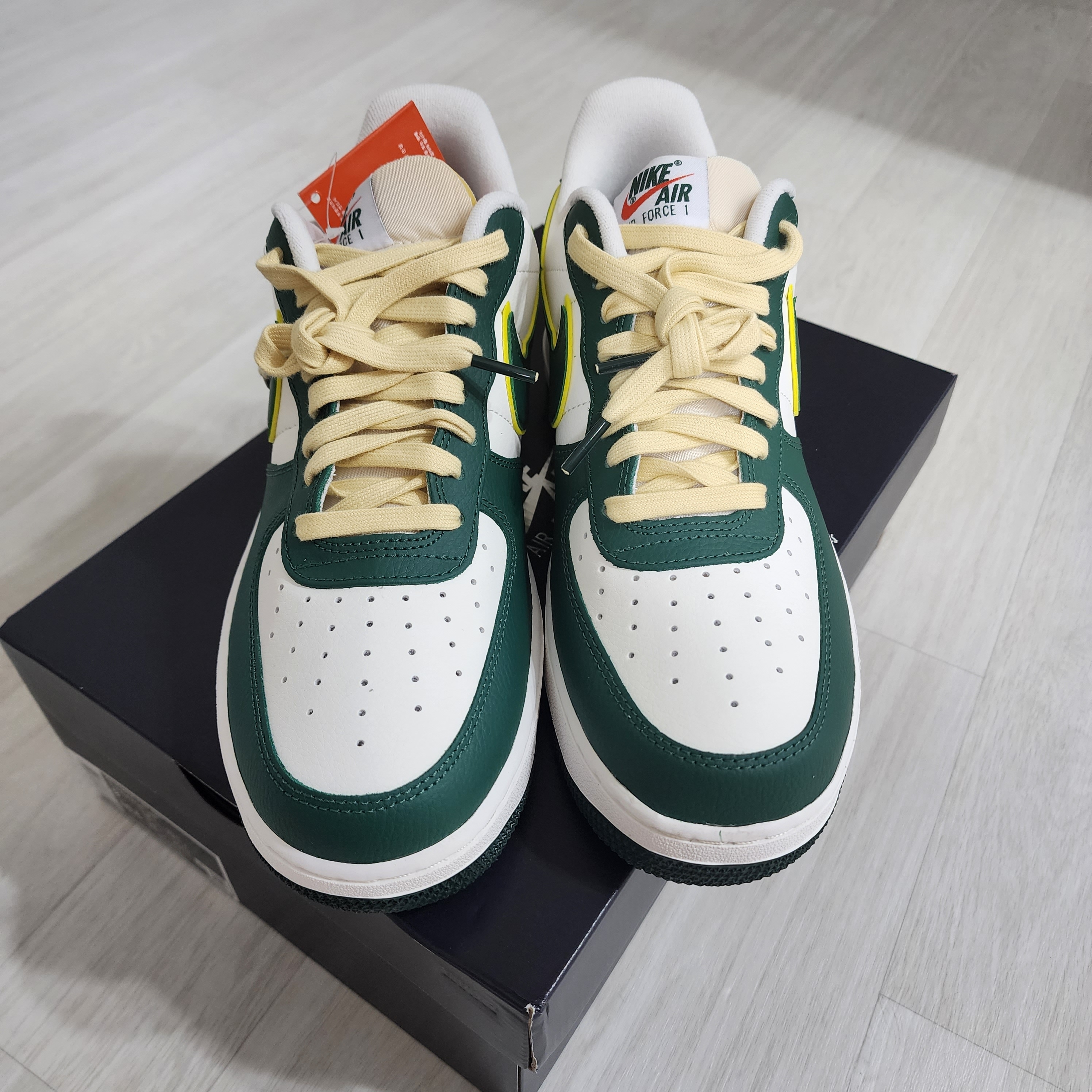 Nike Air Force 1 '07 LV8 Sail Noble Green 착용 스타일 - 1