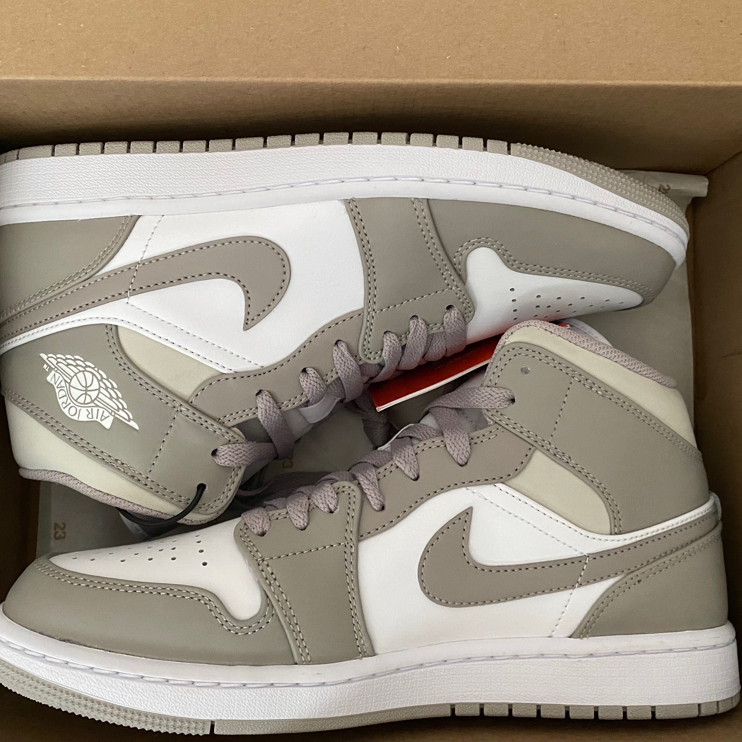 Jordan 1 Mid College Grey 착용 스타일