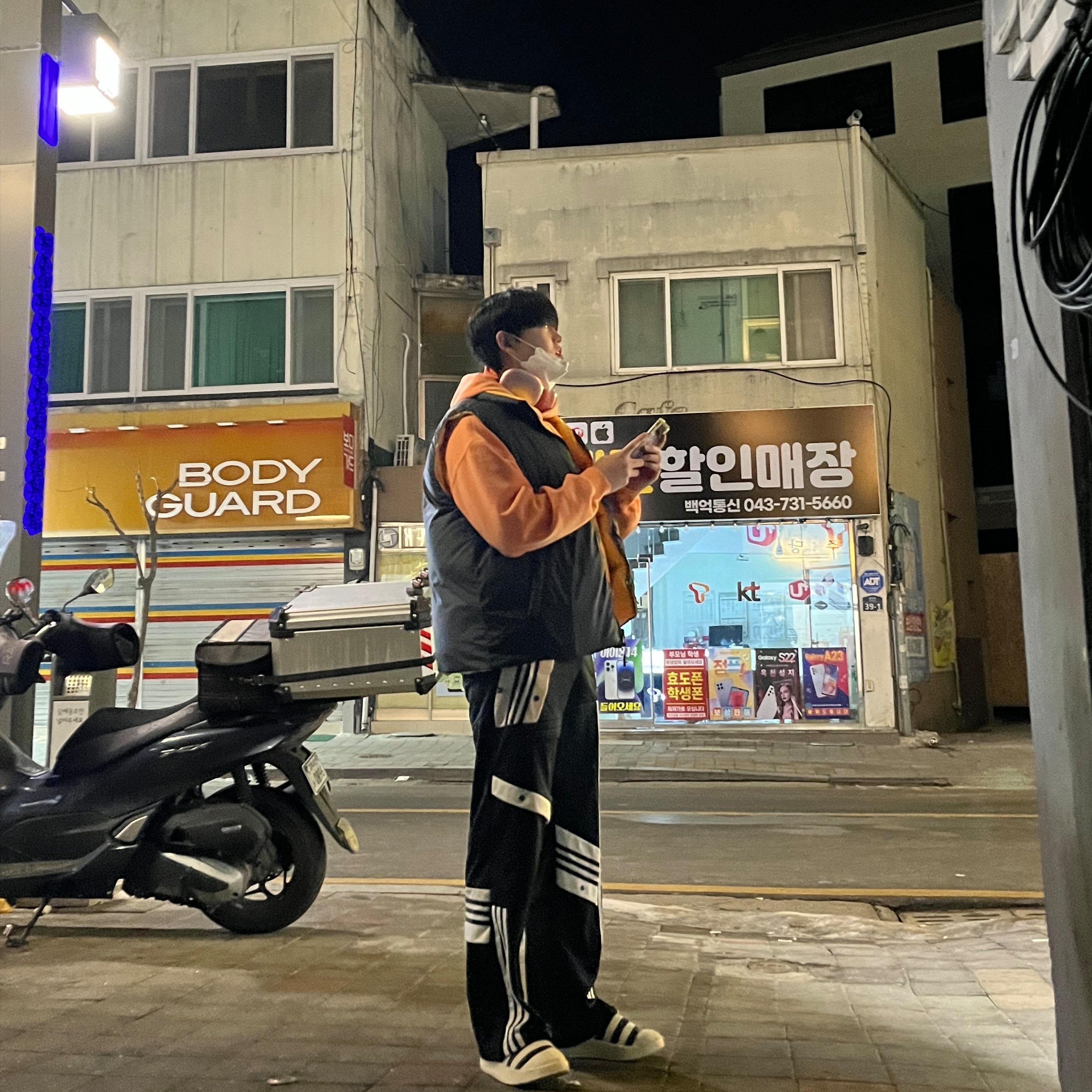 IAB Studio Pigment Hoodie & Sack Salmon, IAB Studio x LMC Yellow & Black Reversible Down Vest 착용 스타일