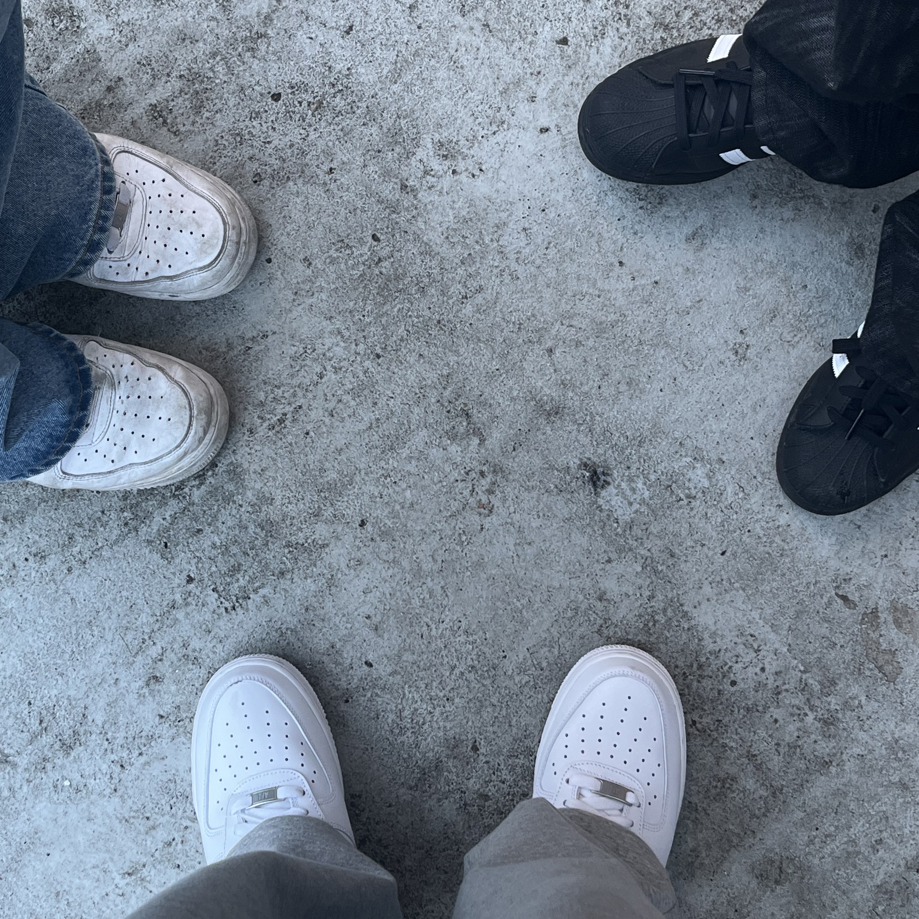 Nike Air Force 1 '07 Low White, Adidas Superstar Core Black White 착용 스타일