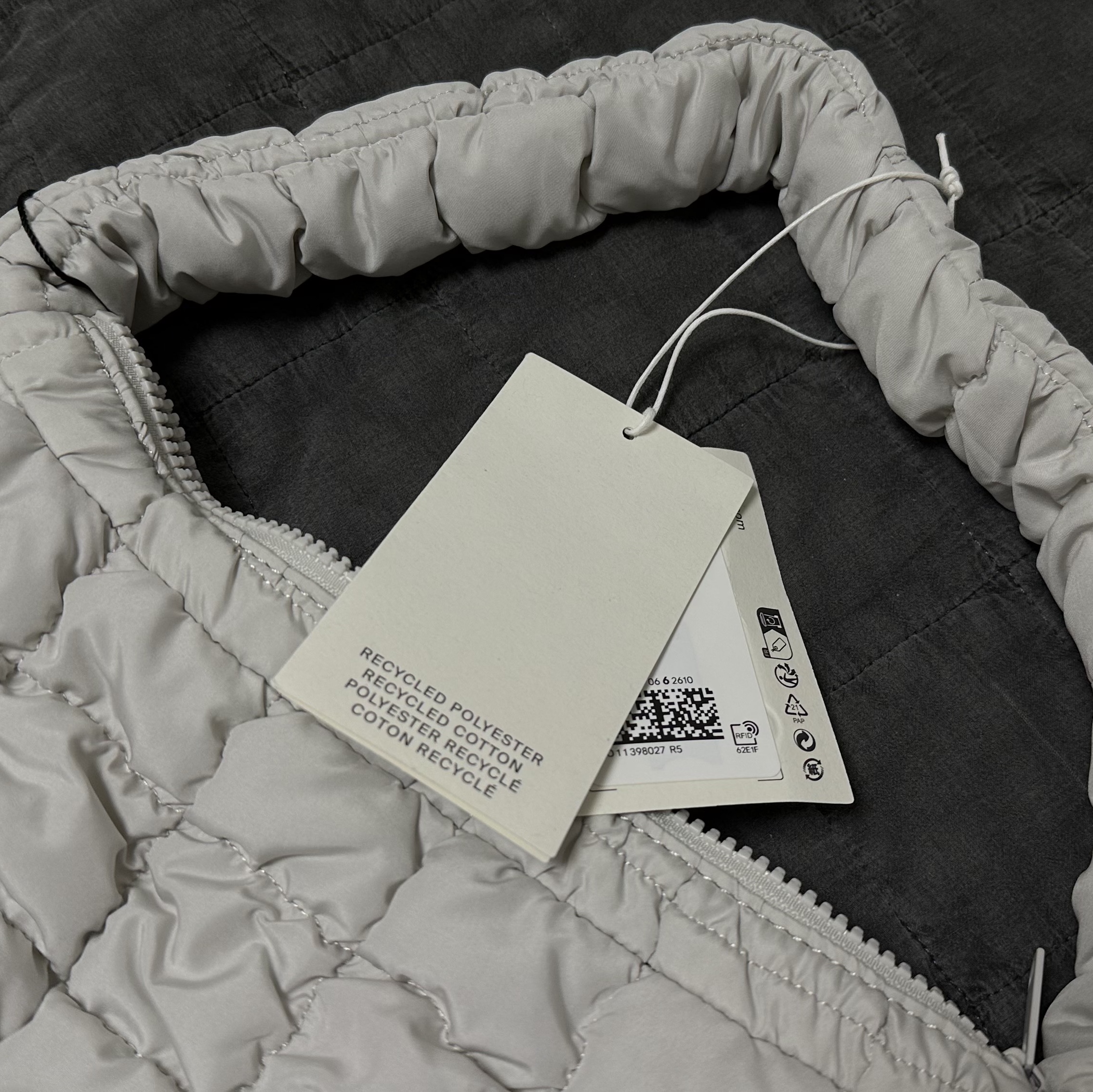 COS Quilted Mini Bag Light Grey 착용 스타일 - 2