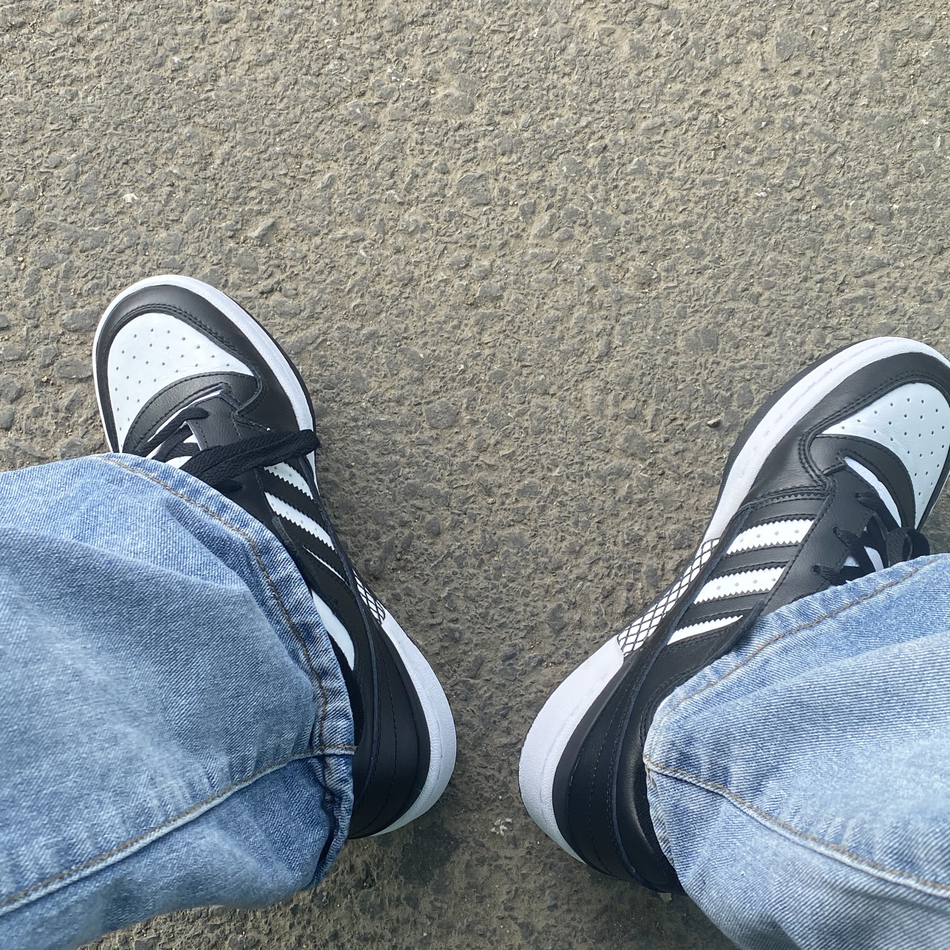 Adidas Forum Low Core Black Cloud White 착용 스타일