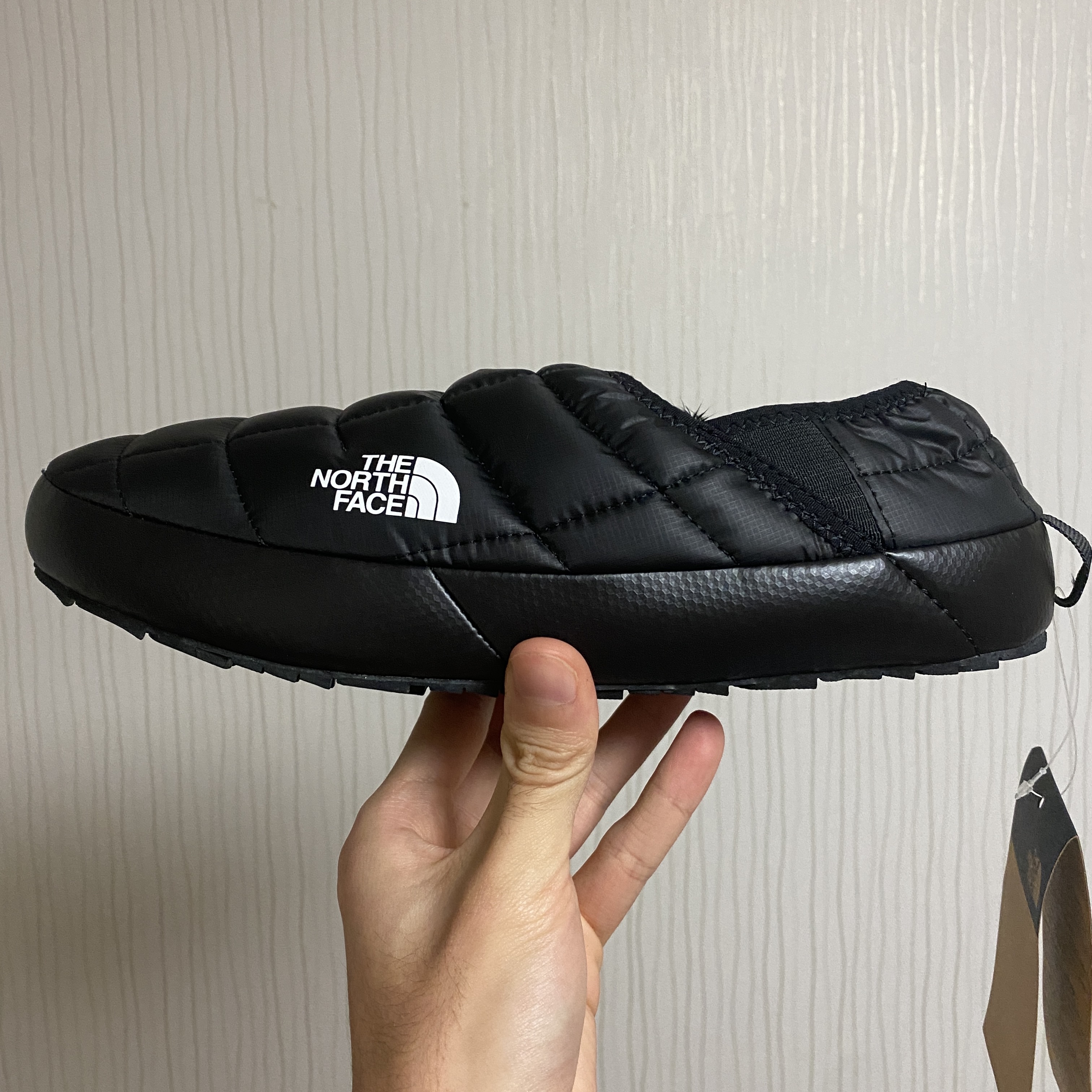 The North Face Thermoball Traction Mule V Summit Gold, The North Face Thermoball Traction Mule V Black 착용 스타일 - 2