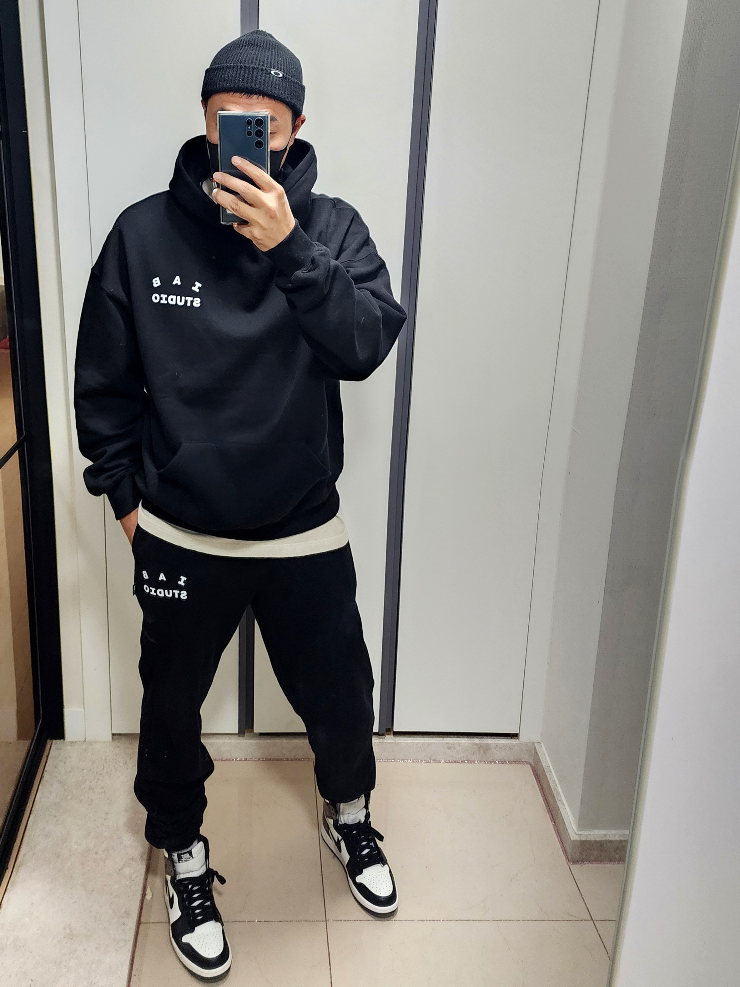 IAB Studio Sweatpants Black White - 22SS, IAB Studio Hoodie Black White 착용 스타일 - 2
