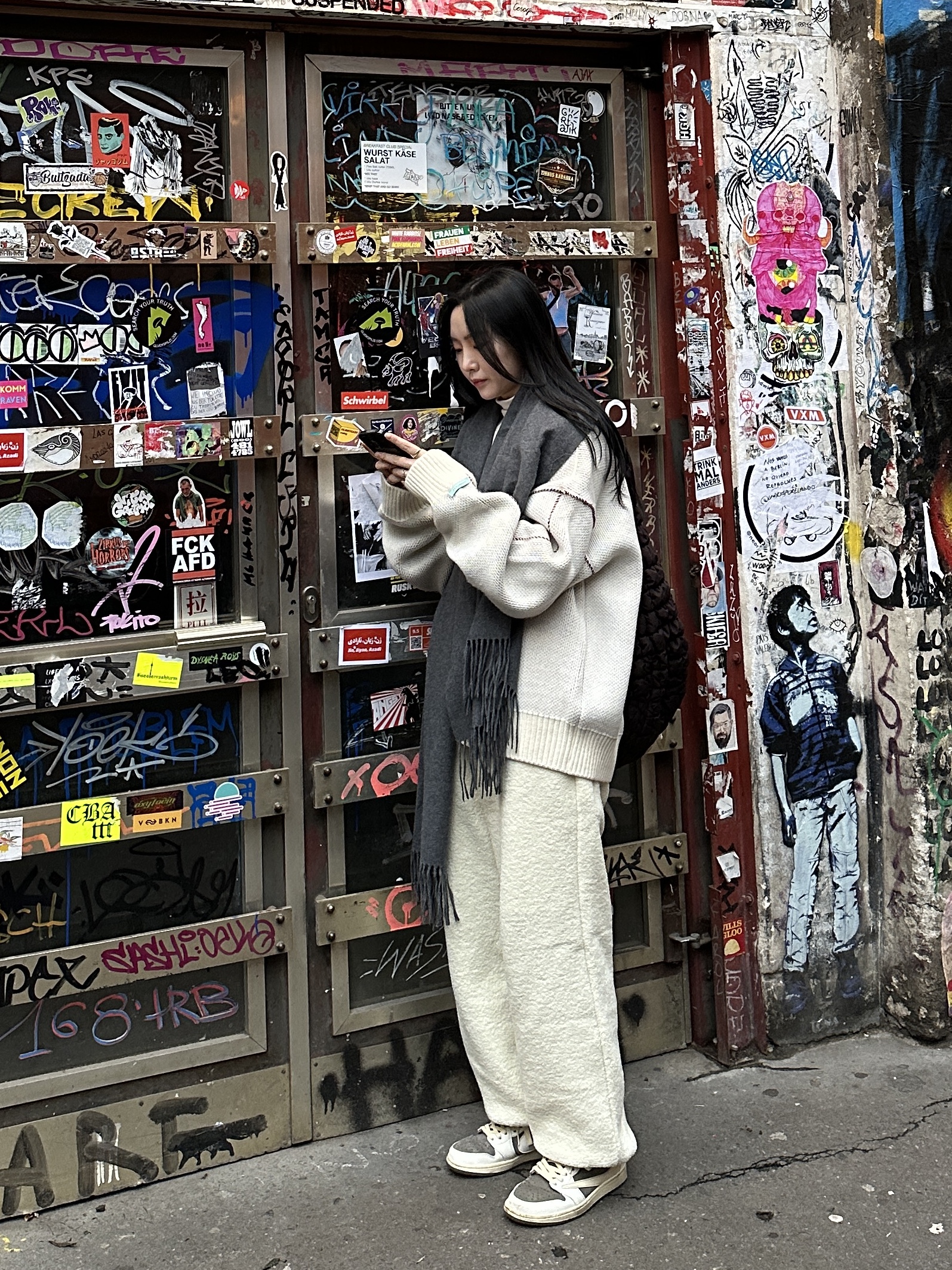 Jordan 1 x Travis Scott Retro Low OG SP Sail and Ridgerock, COS Quilted Oversized Shoulder Bag Brown 착용 스타일 - 1