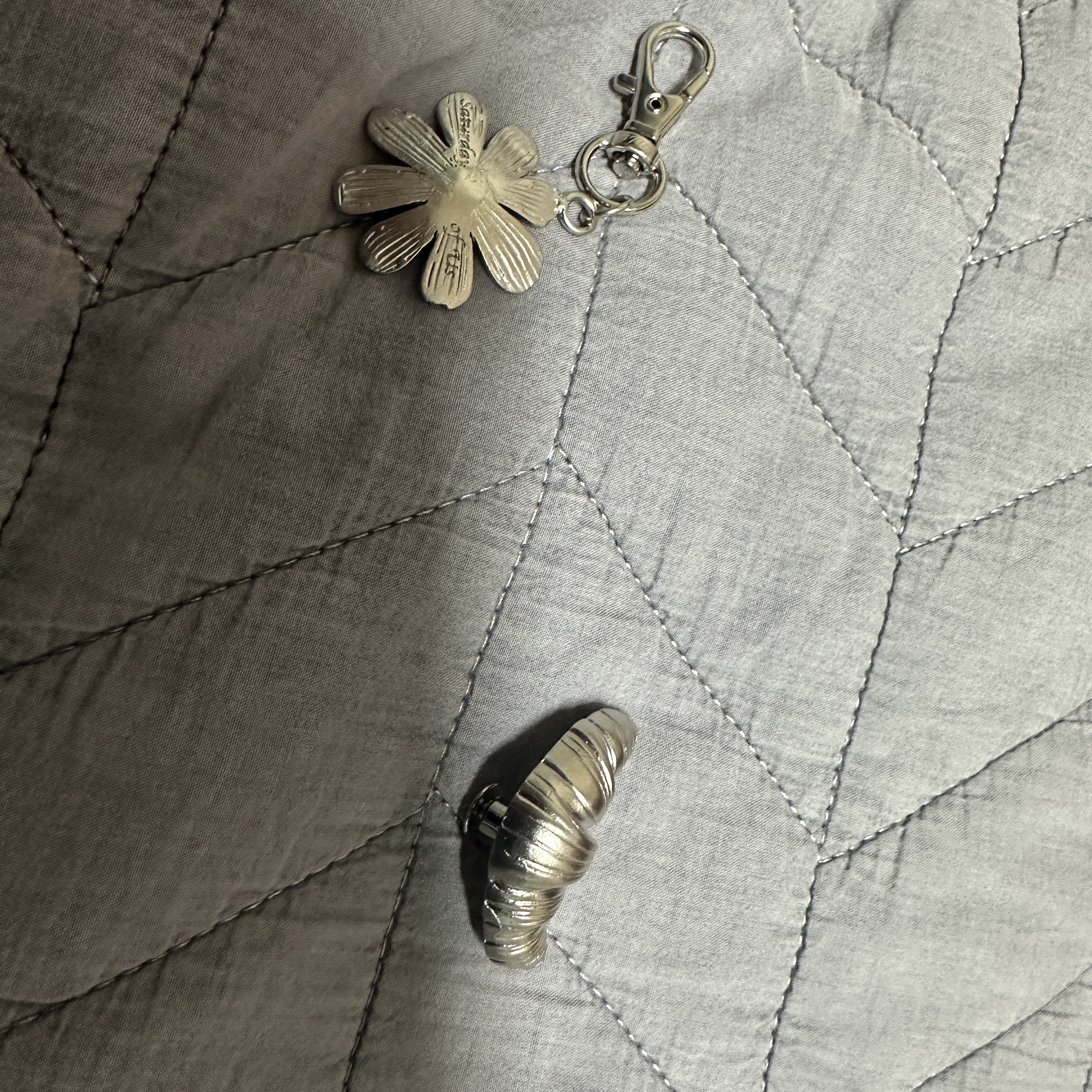 [KREAM 단독] STU Flower Metal Charm 착용 스타일