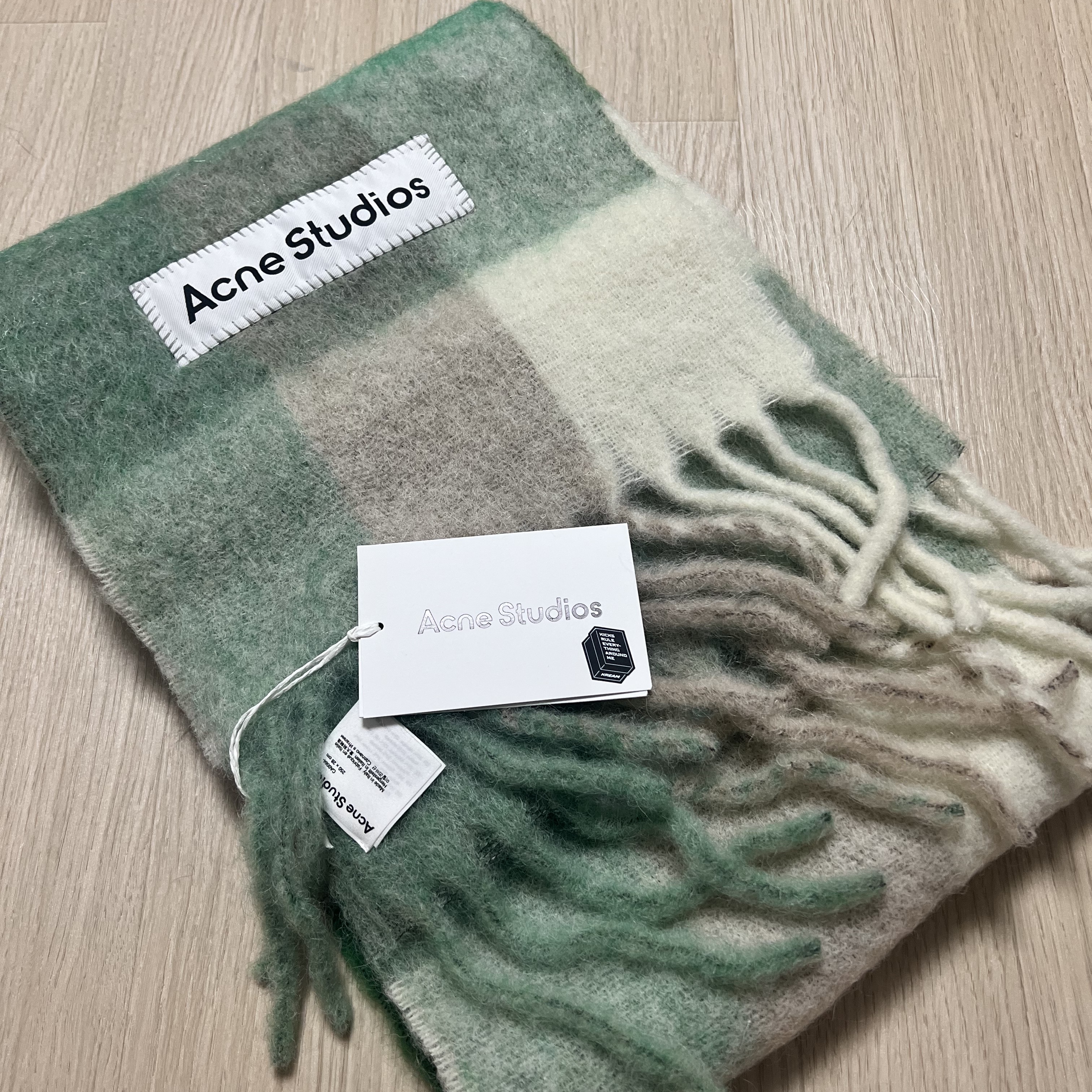 Acne Studios Mohair Check Muffler Green Grey 착용 스타일