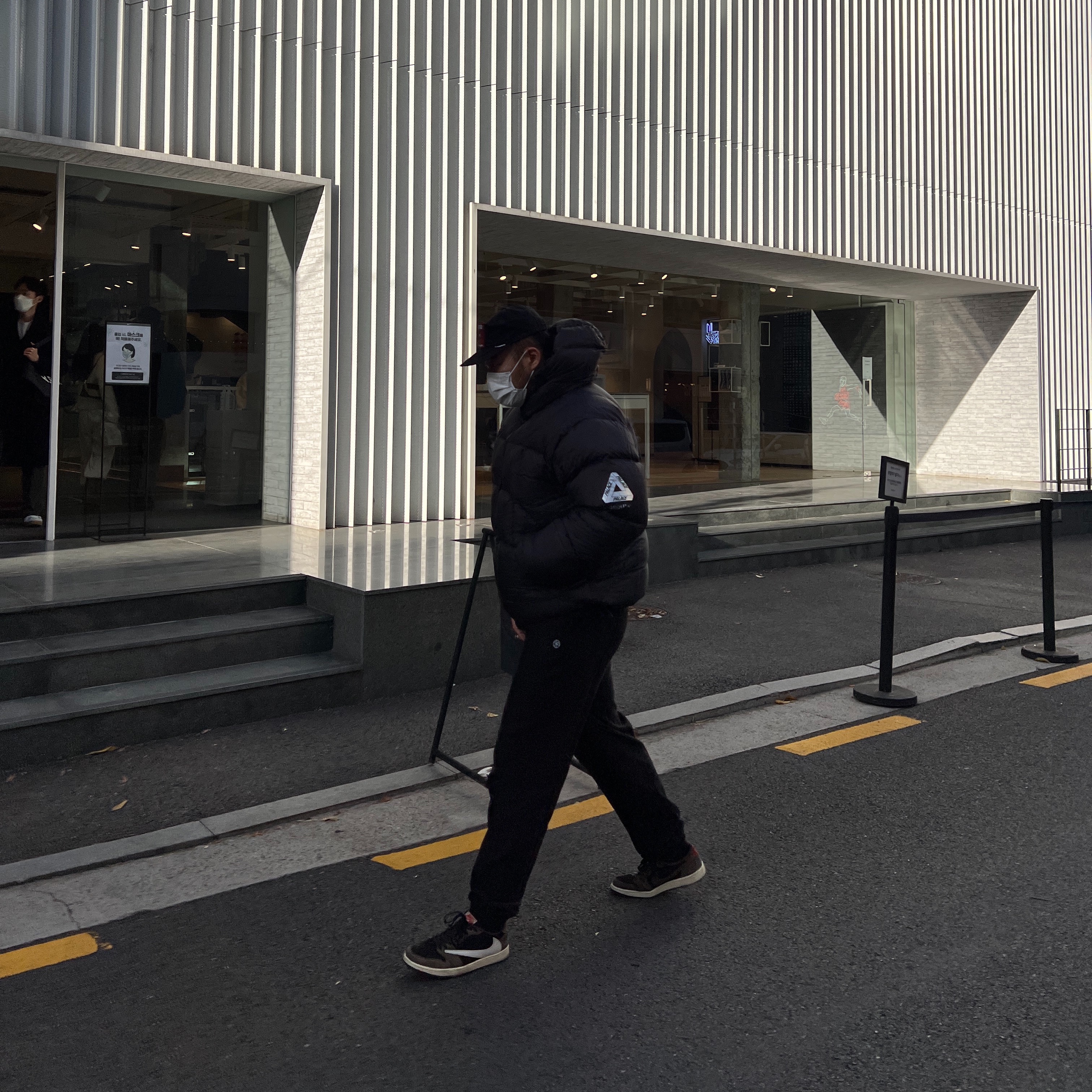 Palace Pertex Frost Balaclava Puffa Black - 22FW, Jordan 1 x Travis Scott Retro Low OG SP Mocha 착용 스타일 - 2