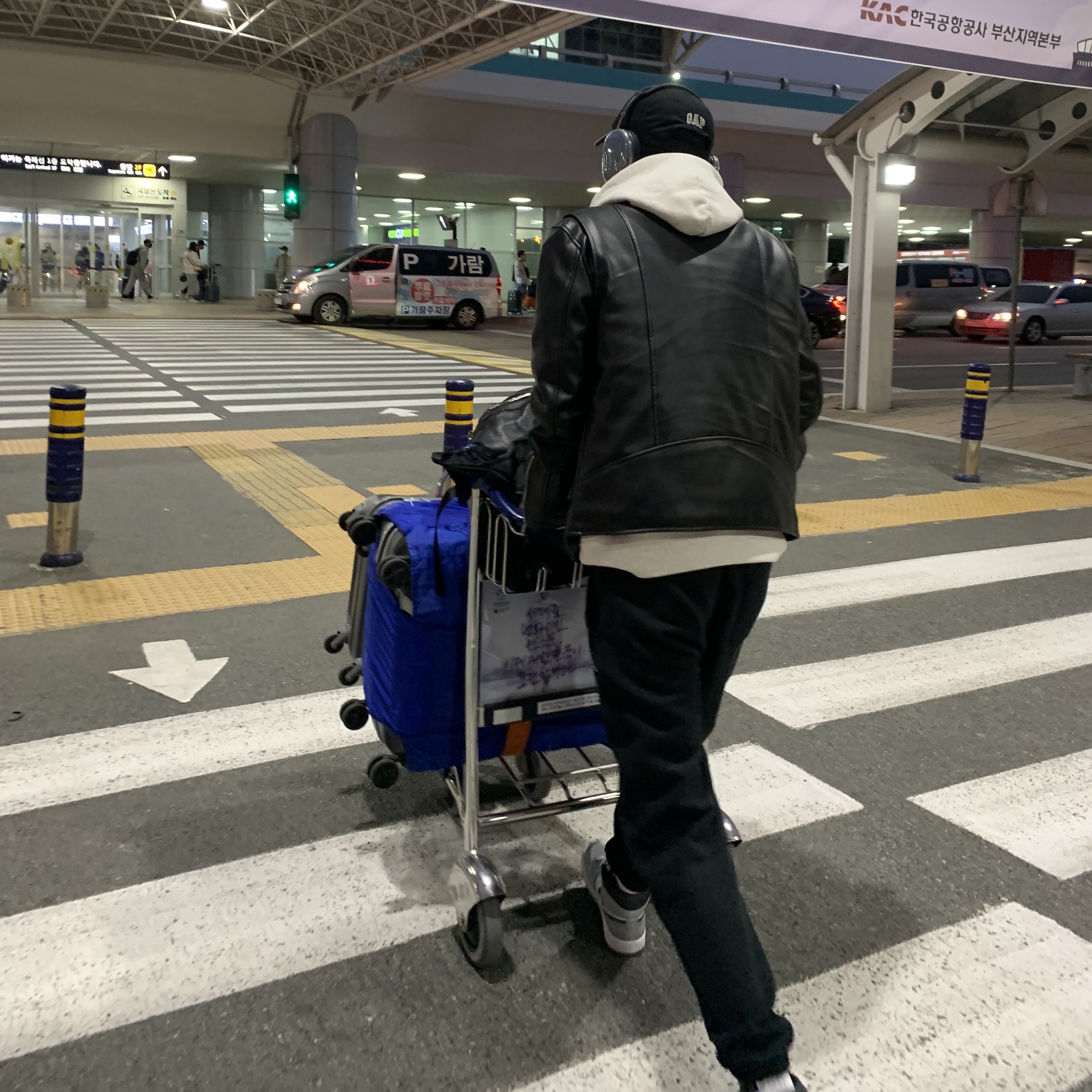 Apple AirPods Max Lightning Space Gray (Korean Ver.), Yeezy Gap Engineered By Balenciaga Flame Cap Black 착용 스타일