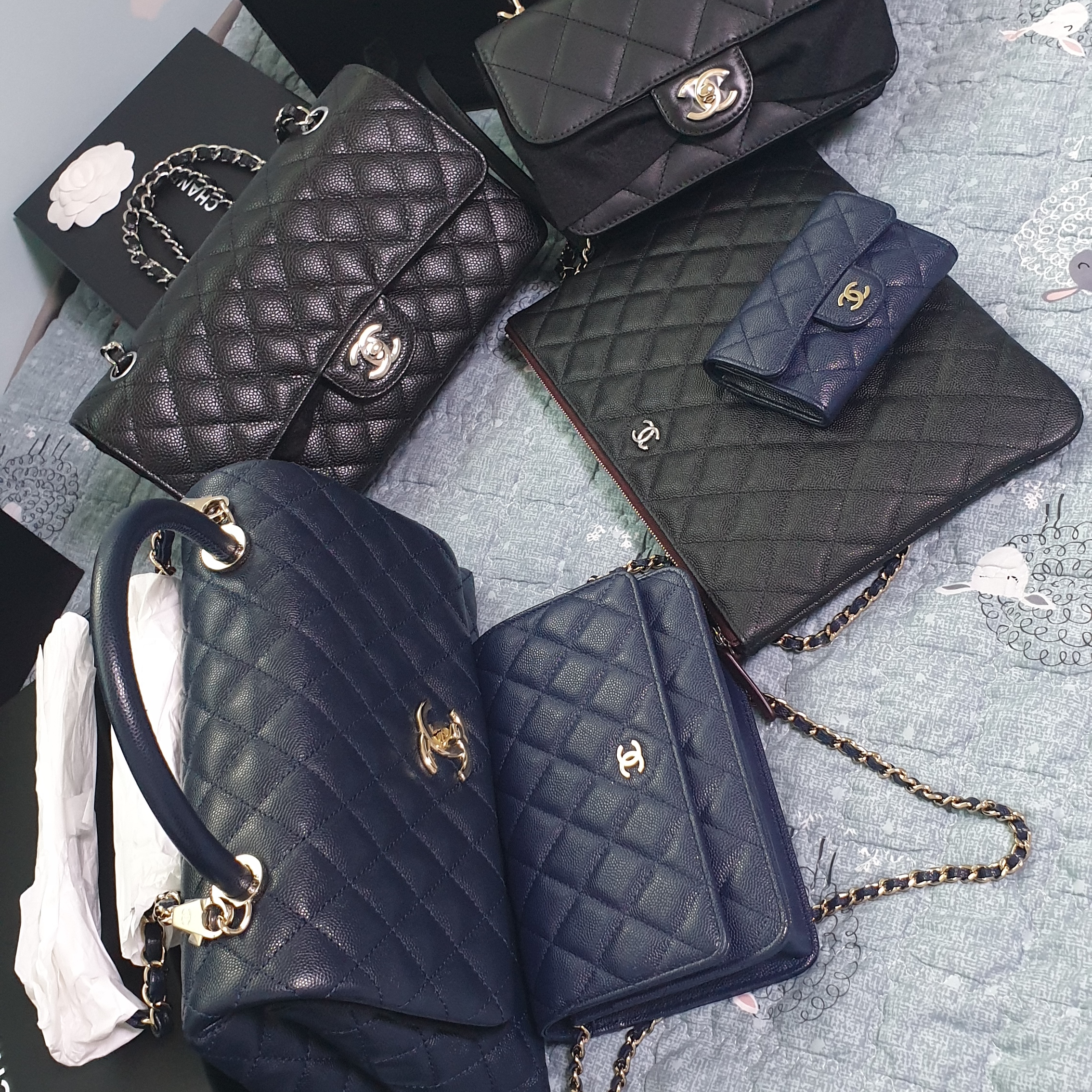 Chanel Medium Classic Handbag Grained Calfskin & Silver Black, Chanel Large Flap Bag with Top Handle Grained Calfskin & Gold Black 착용 스타일 - 2