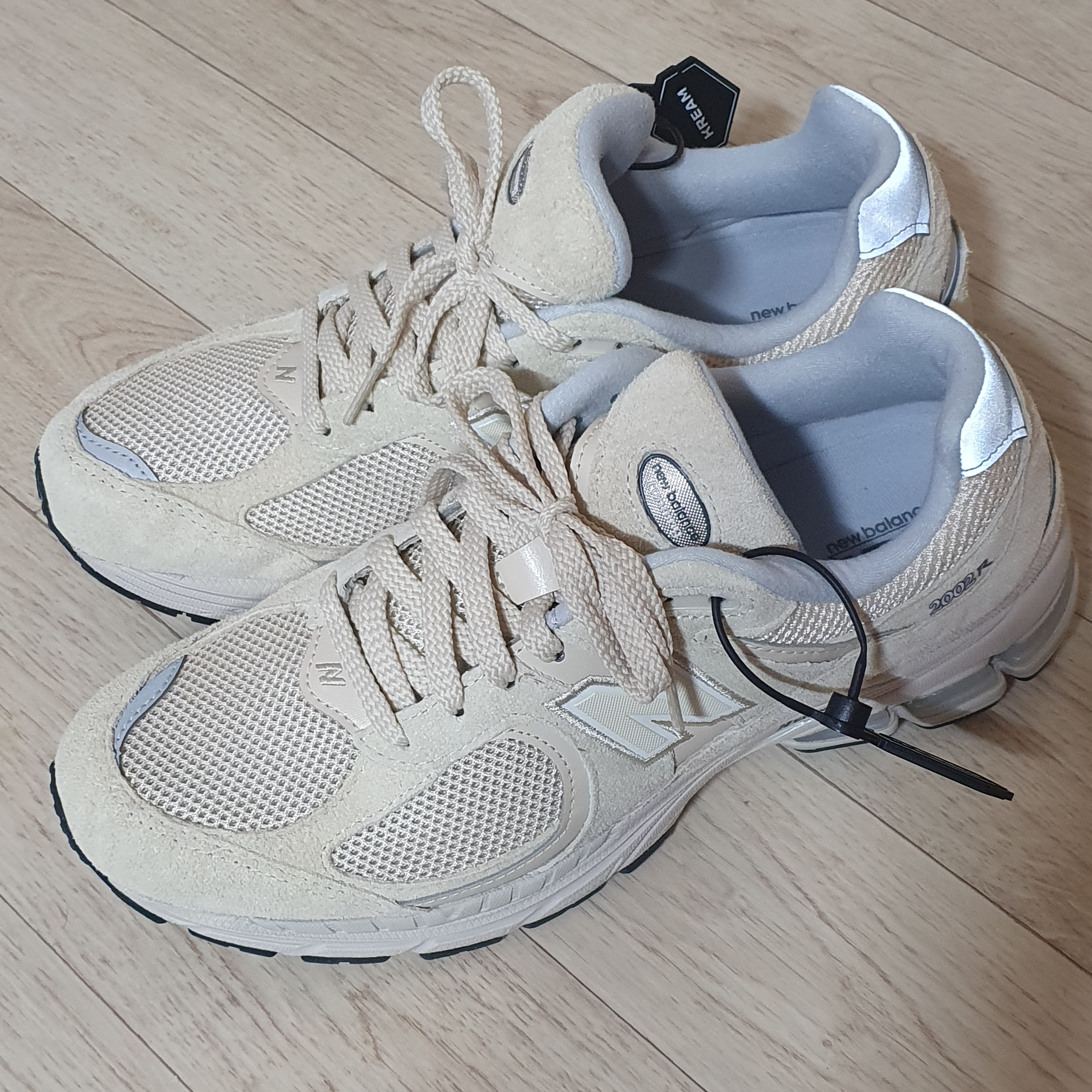 New Balance 2002R Beige Bone 착용 스타일