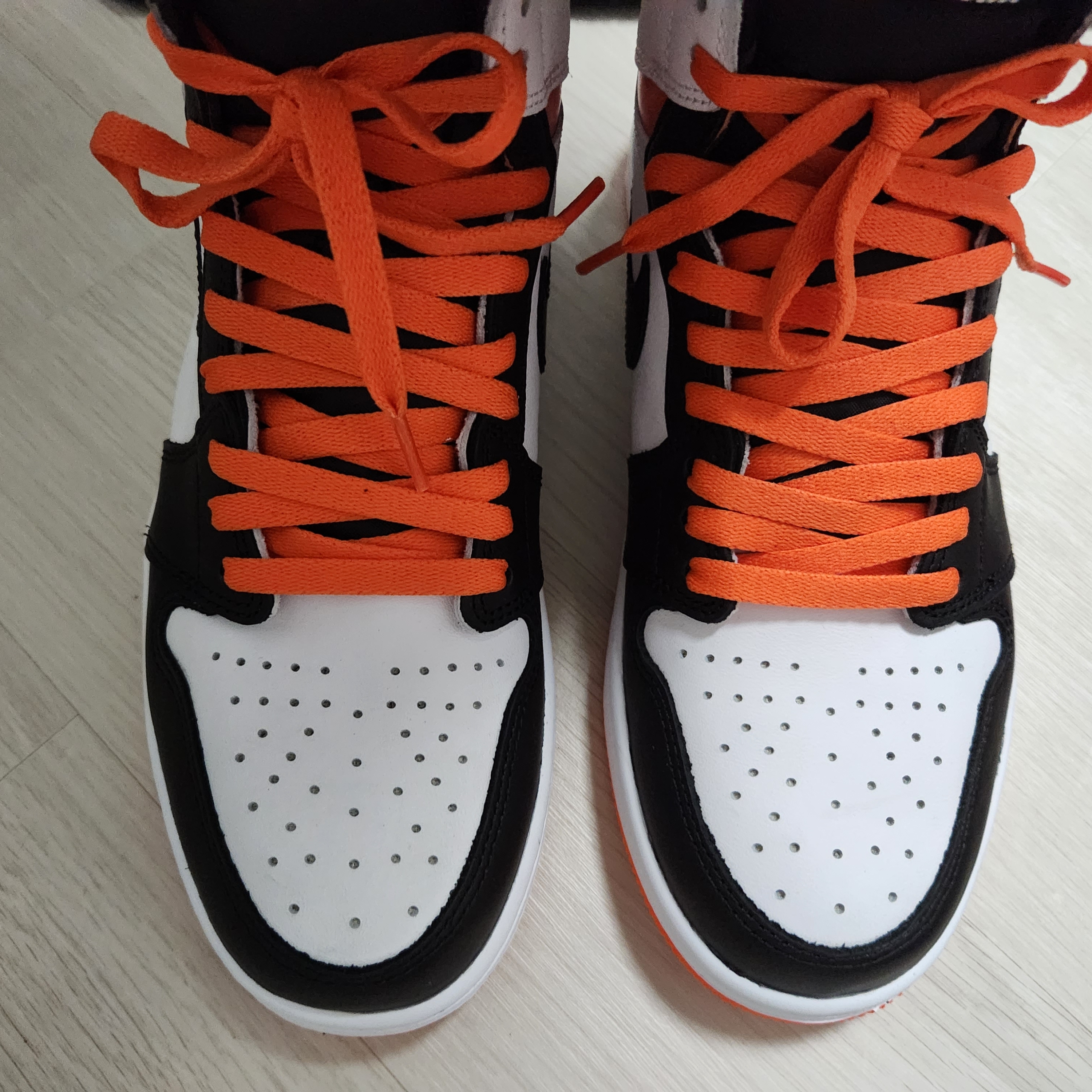 Jordan 1 Retro High OG Electro Orange 착용 스타일 - 2