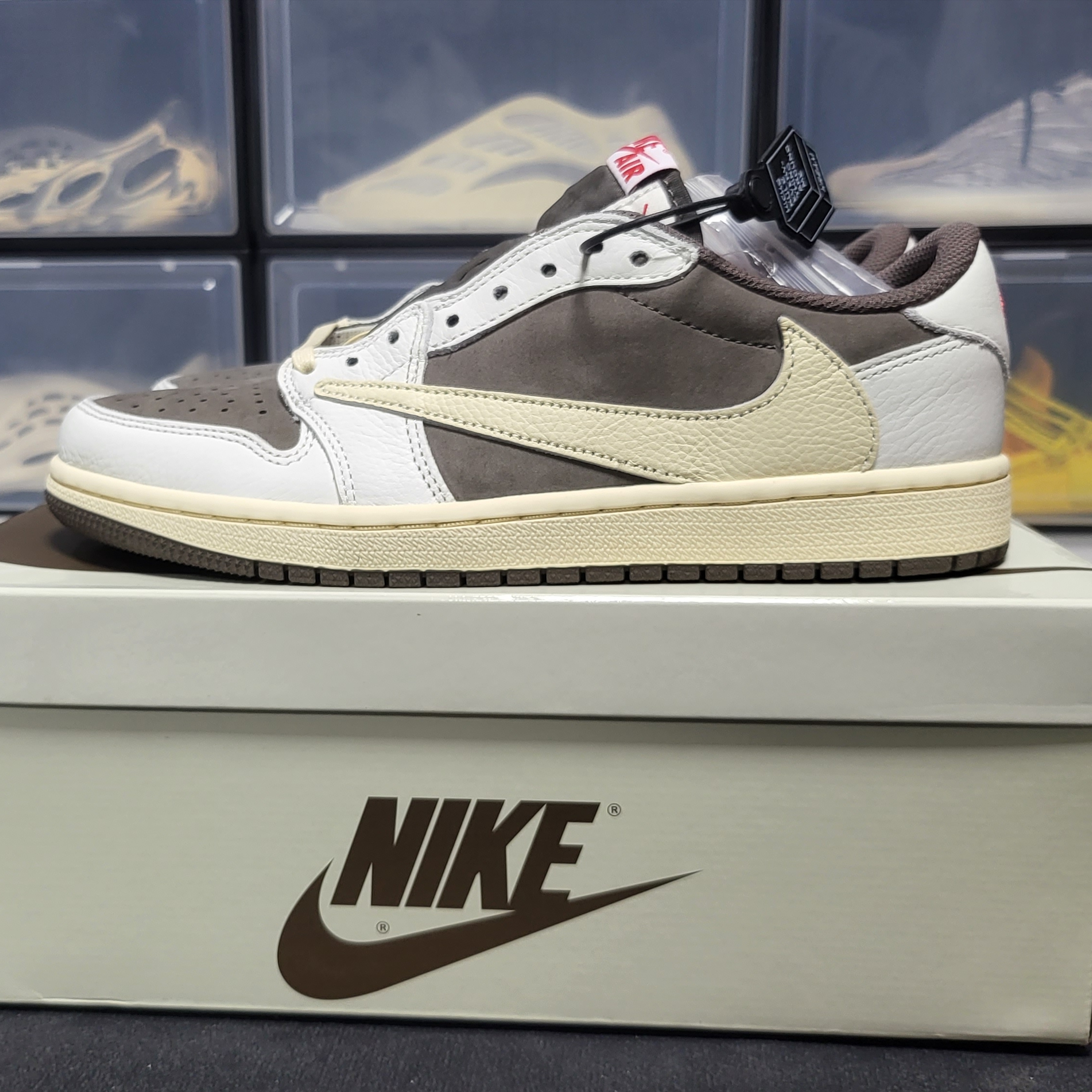 Jordan 1 x Travis Scott Retro Low OG SP Sail and Ridgerock 착용 스타일