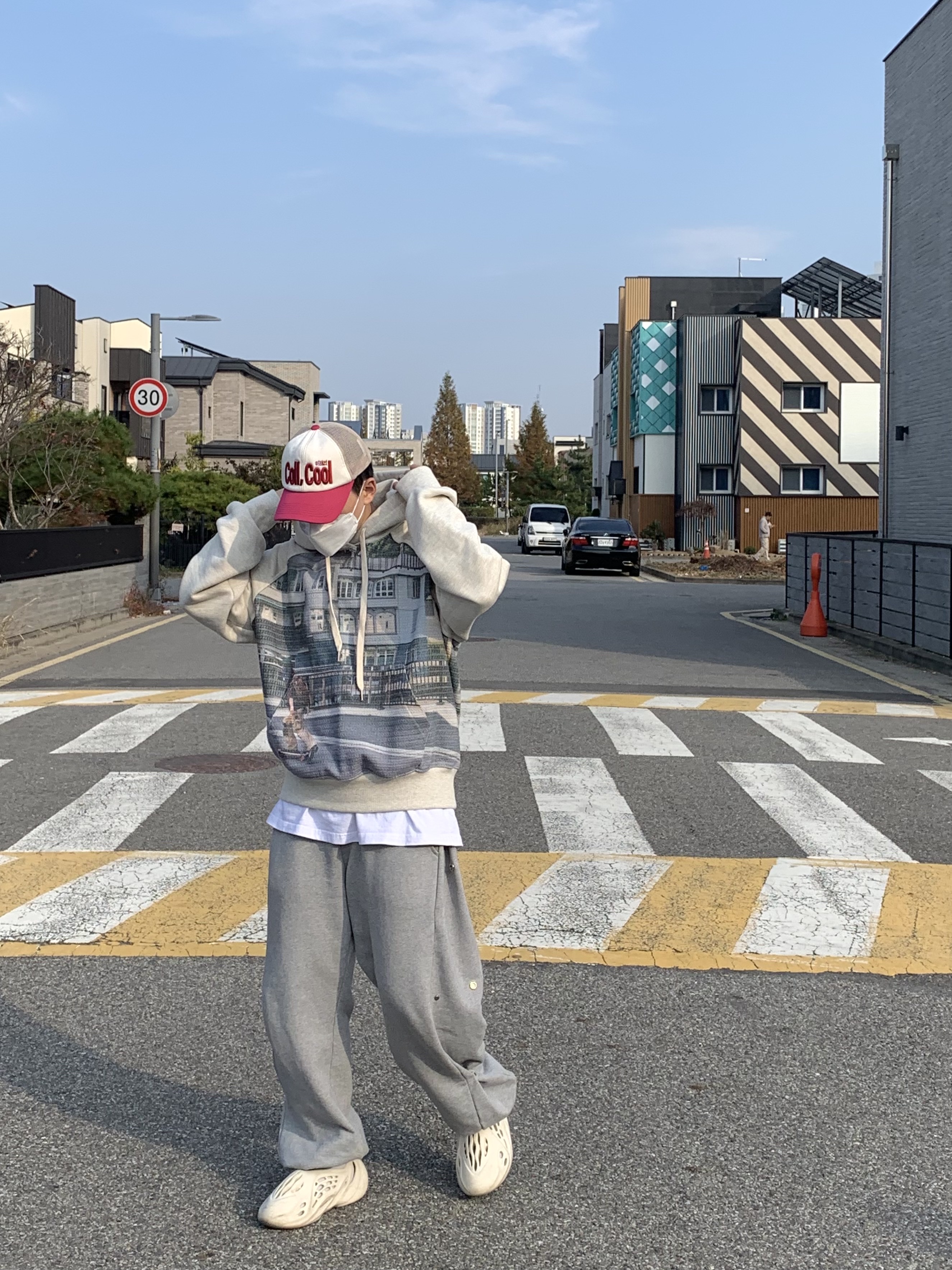 Adidas Yeezy Foam RNNR Sand 착용 스타일 - 1