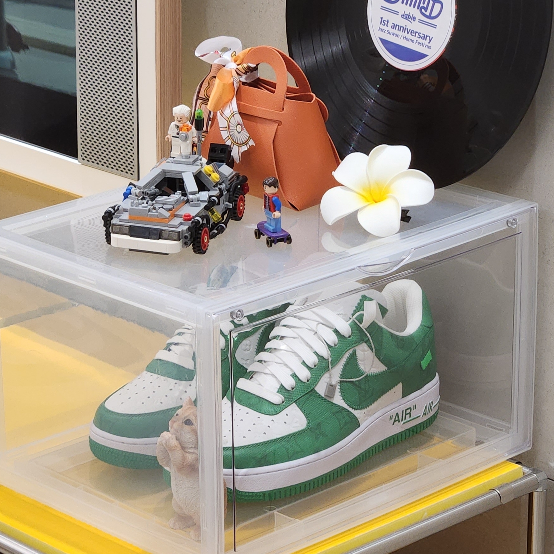Louis Vuitton x Nike Air Force 1 Low by Virgil Abloh White Gym Green, Lego Back to the Future The DeLorean Time Machine 착용 스타일