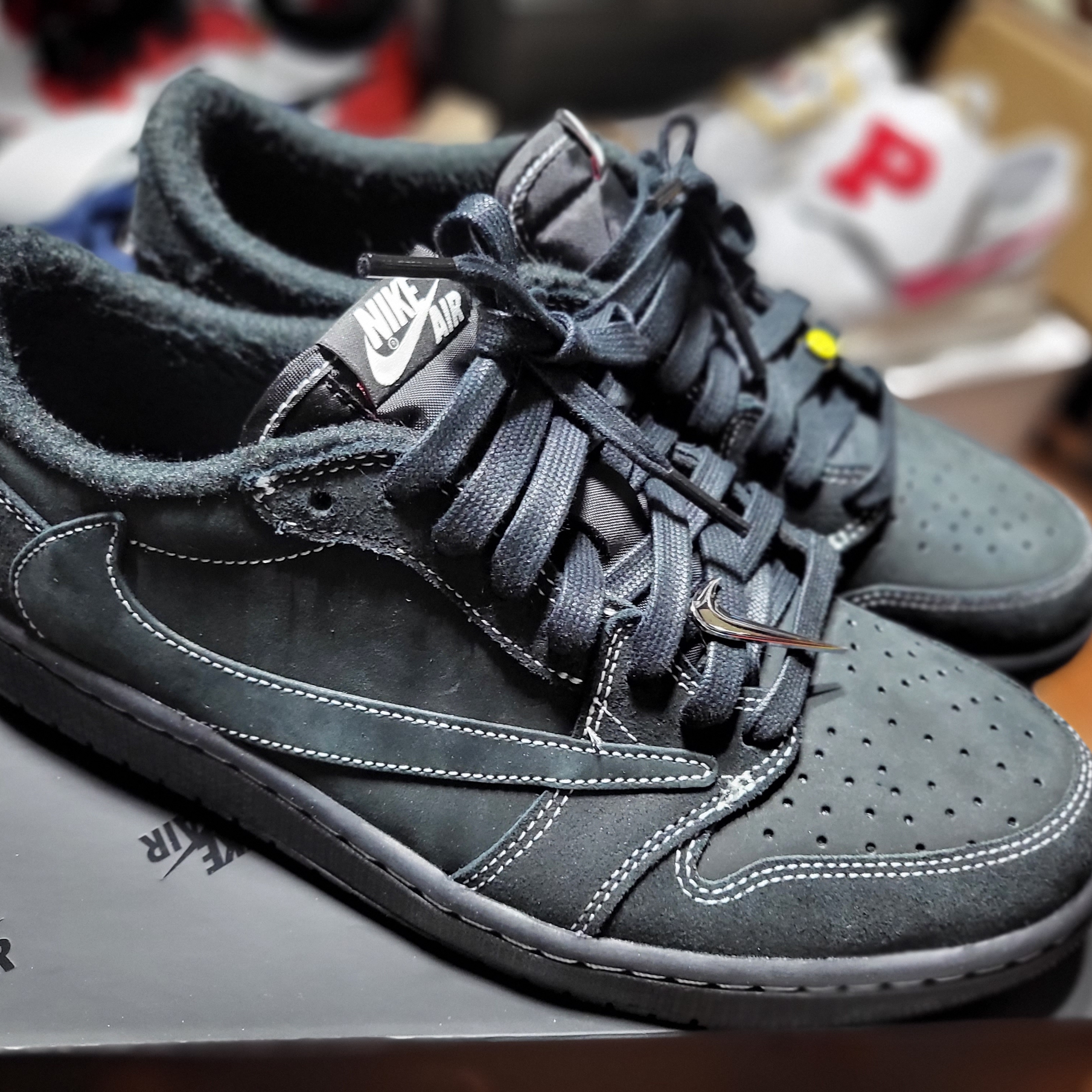 Jordan 1 x Travis Scott Retro Low OG SP Black Phantom 착용 스타일 - 5
