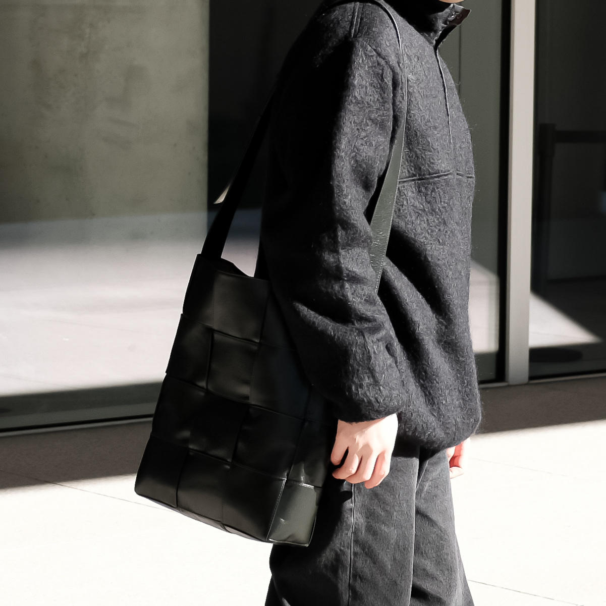 New Balance x JJJJound 990v3 Brown Black, Bottega Veneta Arco Hobo Bag Dark Green 착용 스타일 - 3
