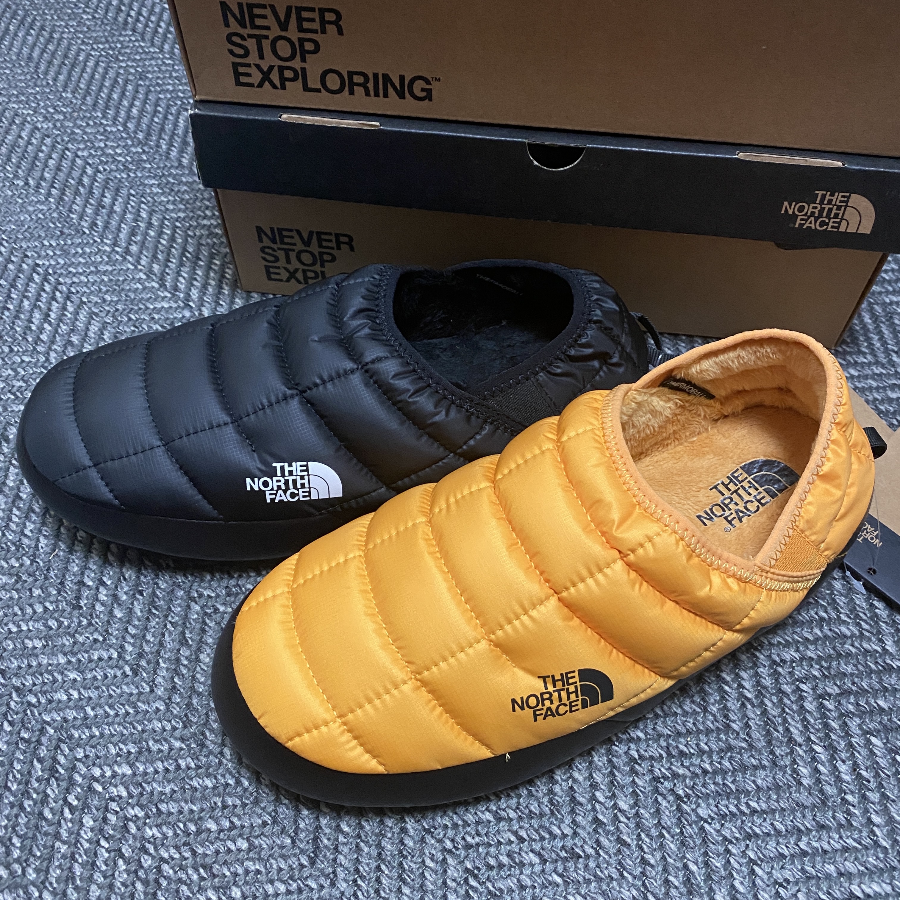 The North Face Thermoball Traction Mule V Summit Gold, The North Face Thermoball Traction Mule V Black 착용 스타일 - 1