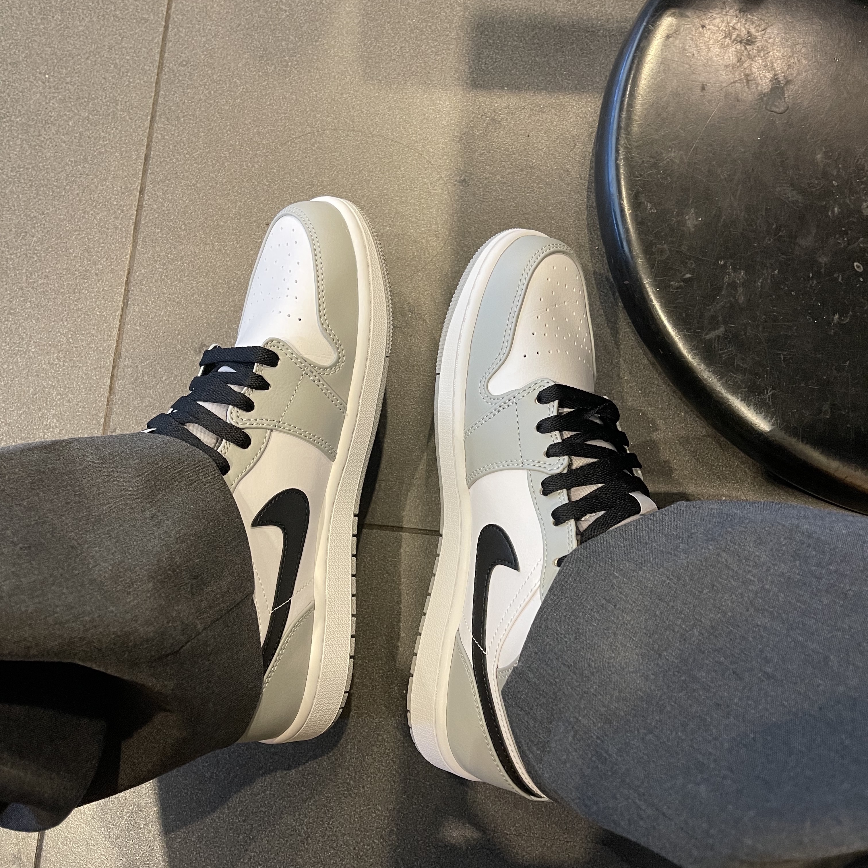 Jordan 1 Mid Light Smoke Grey 착용 스타일 - 1