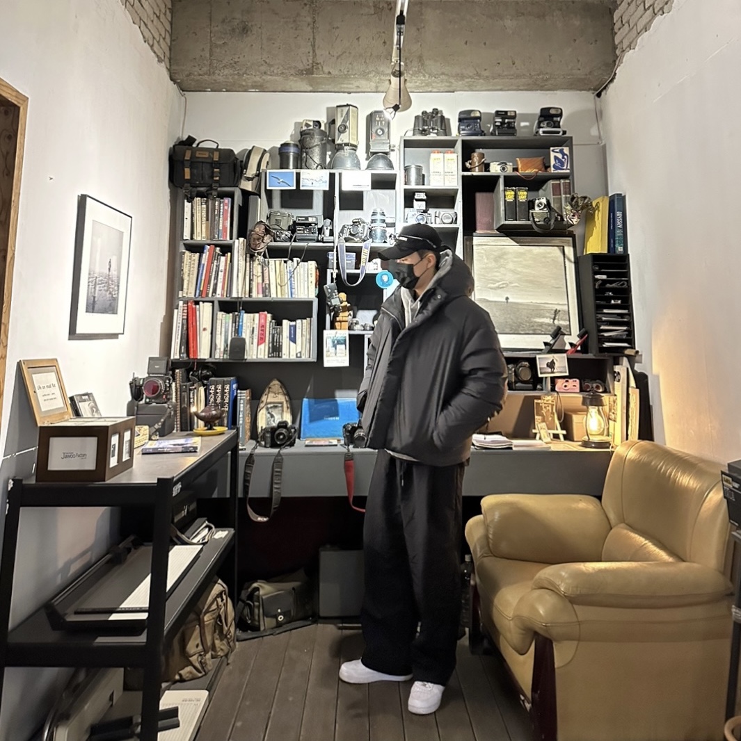 Wooyoungmi White Embroidered Logo Ball Cap Black, Nike NRG Solo Swoosh Fleece Hoodie Dark Grey Heather - US/EU 착용 스타일 - 1