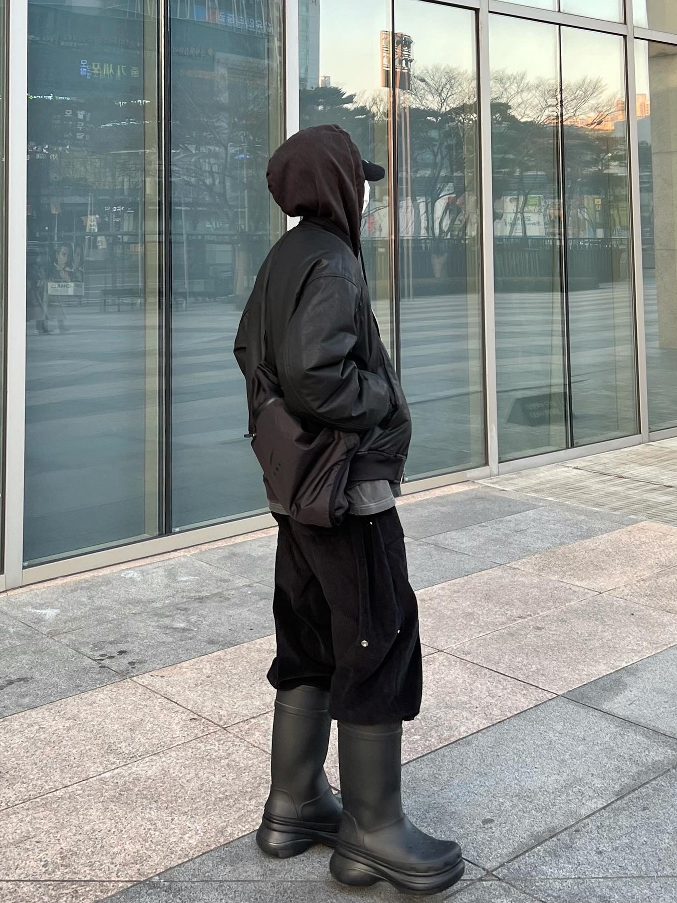Balenciaga x Crocs Rubber Boot Black 착용 스타일 - 2