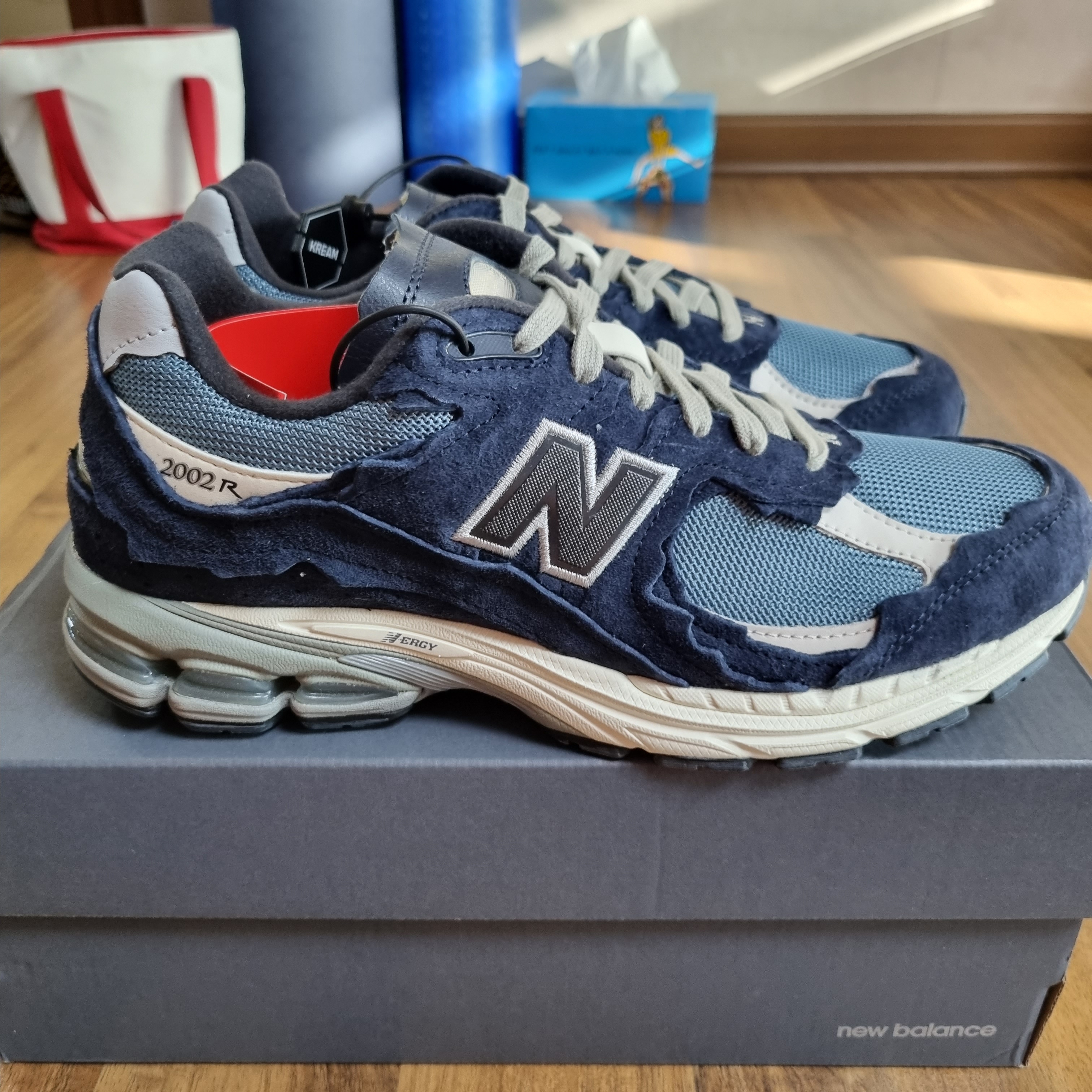 New Balance 2002R Protection Pack Dark Navy 착용 스타일 - 2