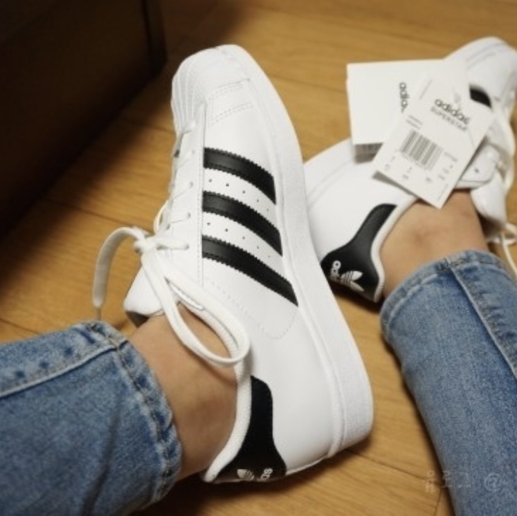 Adidas Superstar White Black 착용 스타일