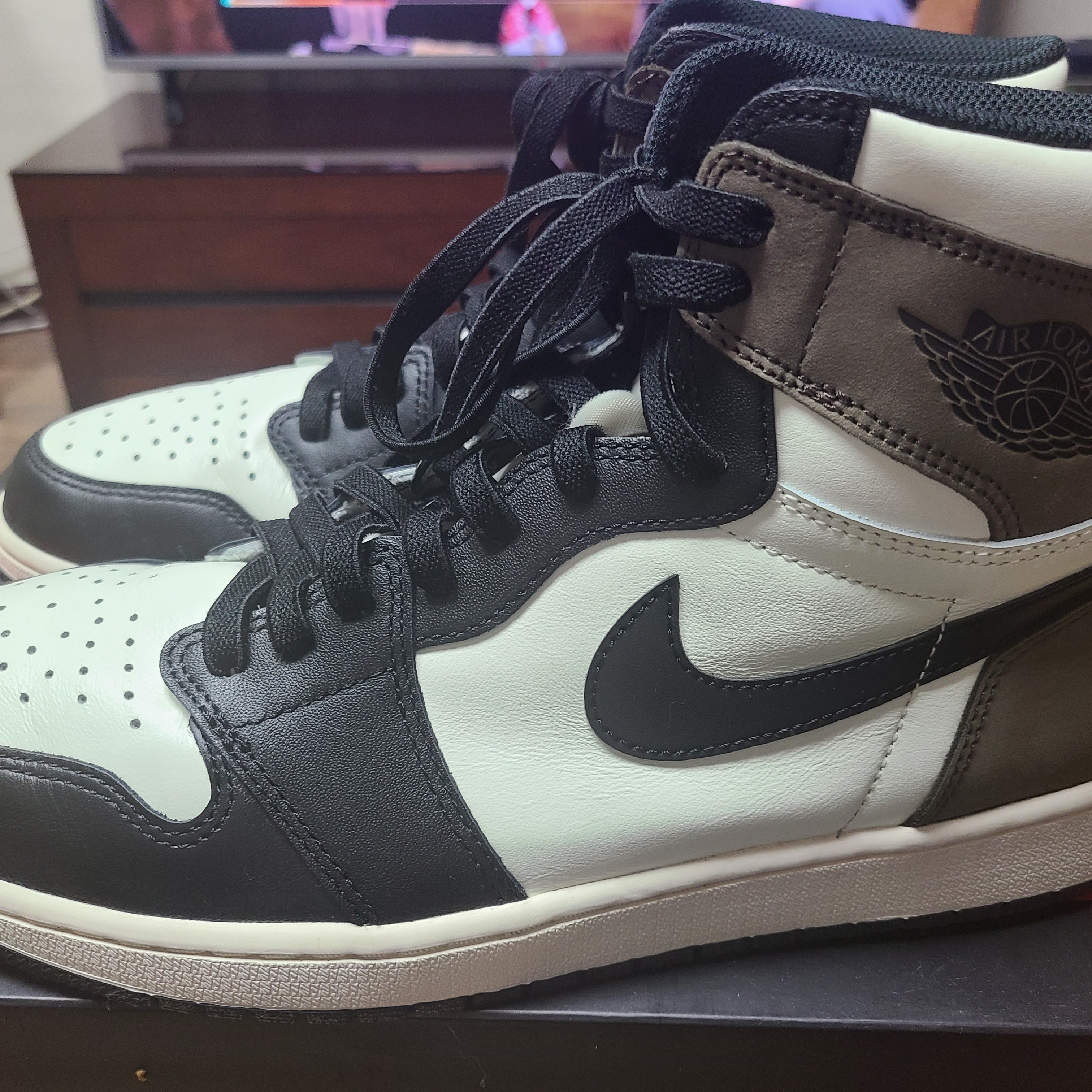 Jordan 1 Retro High OG Black Mocha 착용 스타일