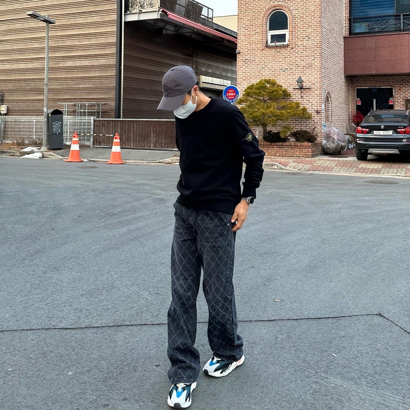 Stone Island 63051 Crewneck Sweatshirt Black - 21SS, Adidas Yeezy Boost 700 Wave Runner Solid Grey 2017/2019 착용 스타일
