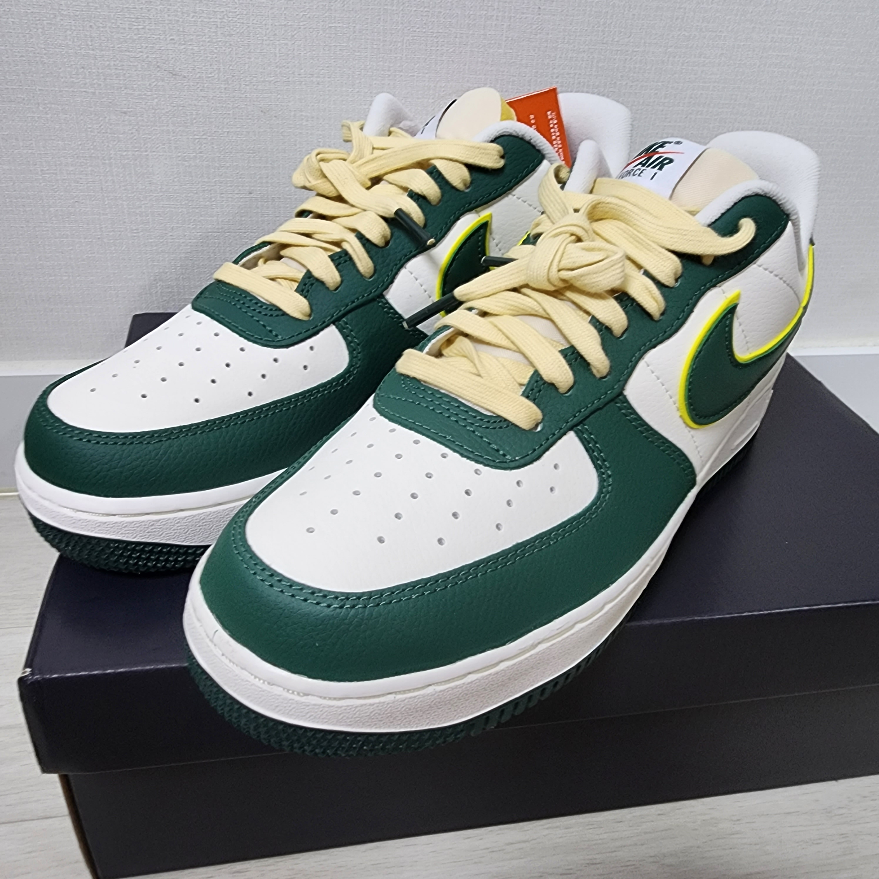 Nike Air Force 1 '07 LV8 Sail Noble Green 착용 스타일 - 2