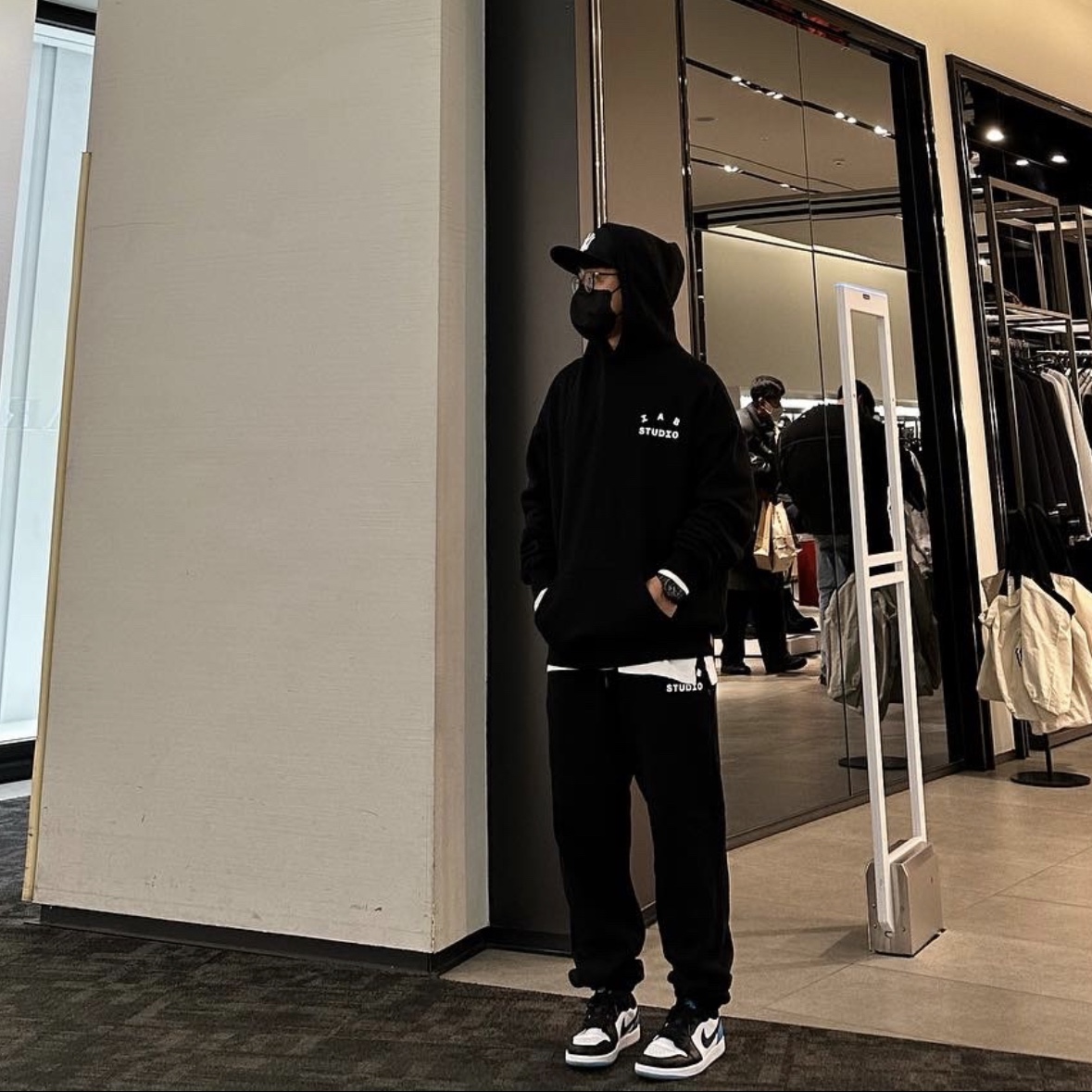 IAB Studio Hoodie Black White, IAB Studio Sweatpants Black White - 22SS 착용 스타일